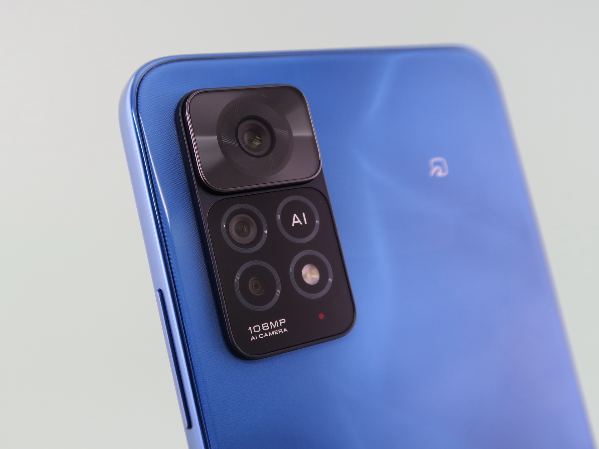 背面にトリプルカメラを搭載。最上段がメインカメラ。「108MP」はいいとして、「AI」の表記は必要？