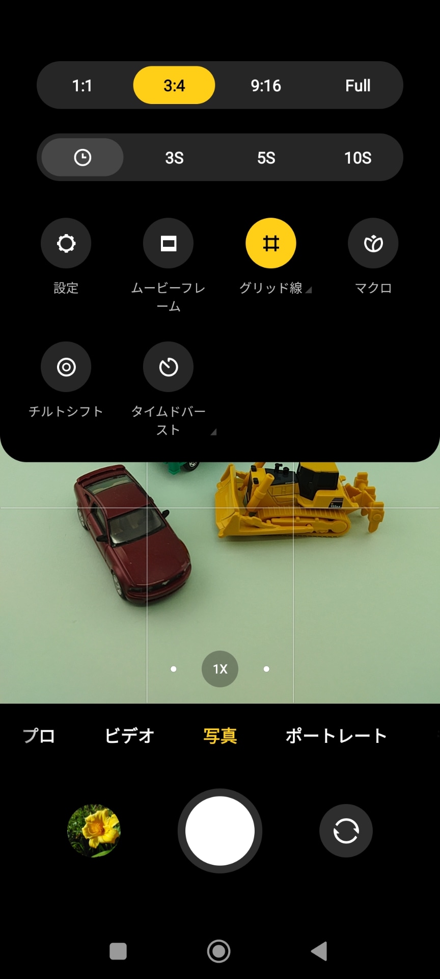 マクロで撮影するには右上のメニューをタップし、表示されたメニューで［マクロ］を選ぶ必要がある