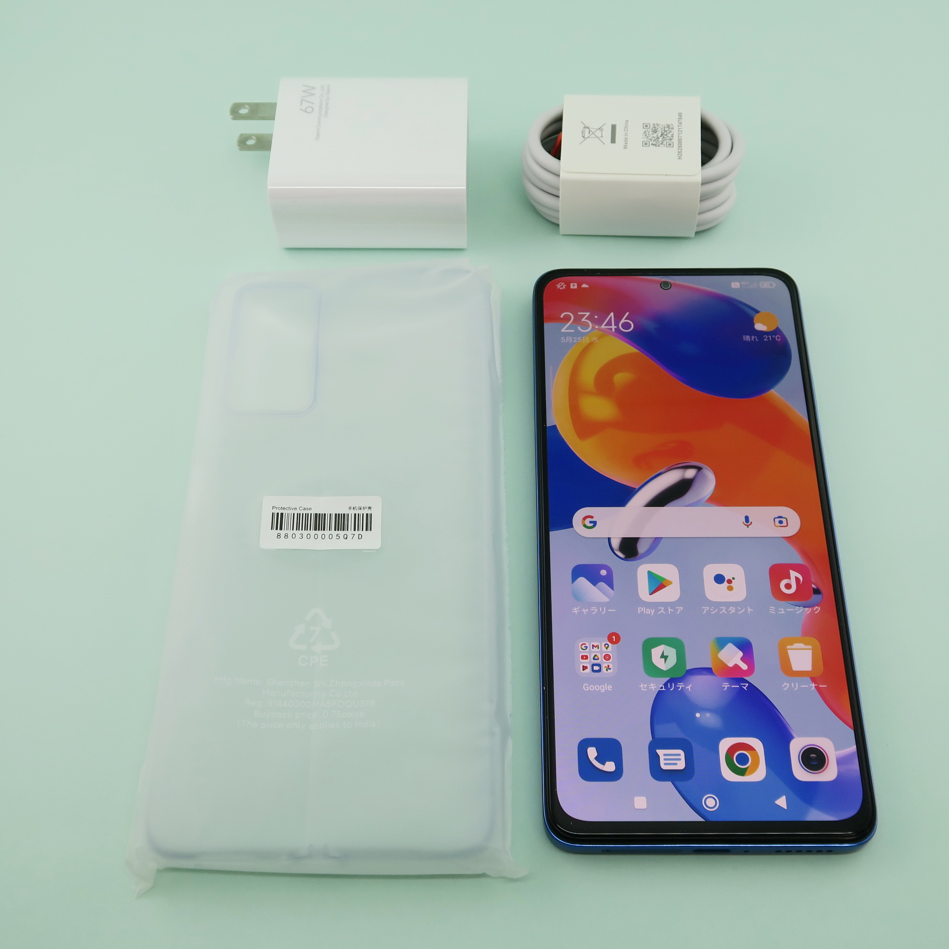 パッケージにはクリアタイプのケース、67W 充電器、USB Type-Cケーブルが同梱される