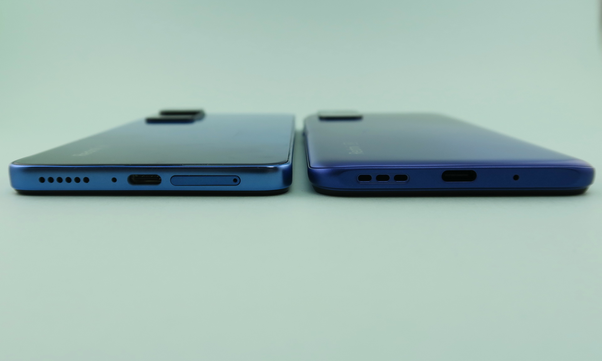 「Redmi Note 11 Pro 5G」（左）と「Redmi Note 10T」（右）の背面。両側面へ向けて湾曲させた形状から、フラットな背面にデザインが変更されている