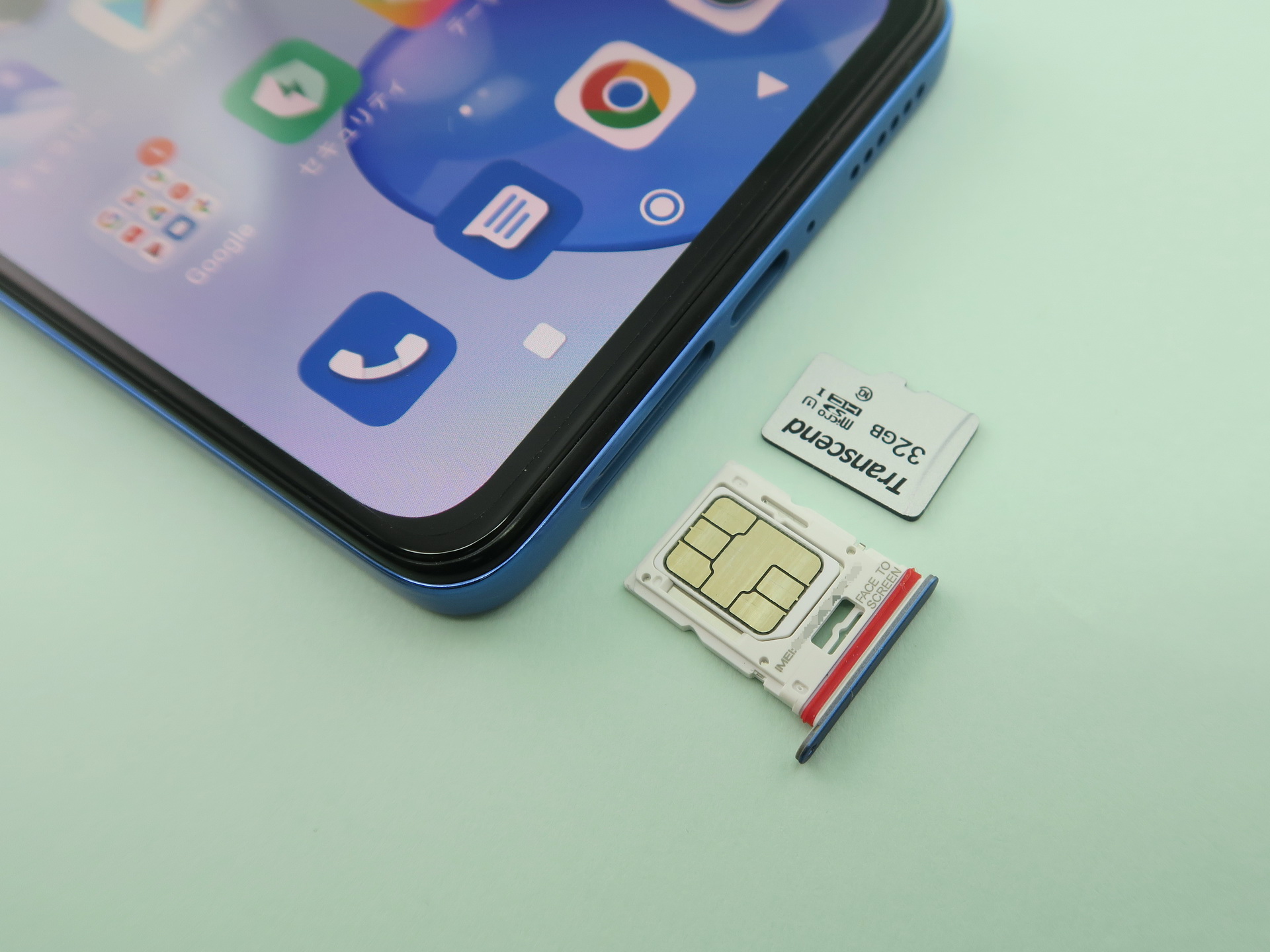 本体下部にピンで取り出すタイプのSIMカードトレイを備える。SIMカードトレイにはnanoSIMカードとmicroSDメモリーカードを表裏で装着する仕様