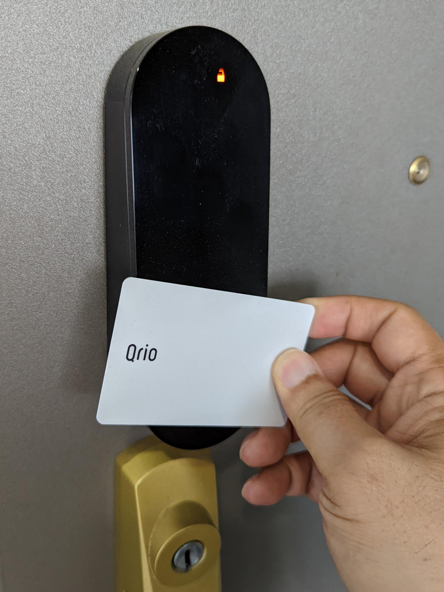 QrioカードはQrio Padの下半分にある大きなボタンを押してカードを押し当てるだけで解錠してくれる