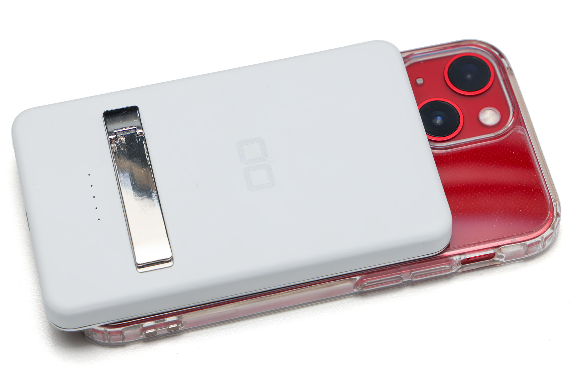 iPhone 13 mini（MagSafe対応ケース入り）に吸着した様子。バッテリーが端末の下方に少しはみ出してしまう。iPhone 13 miniだとアリガチかも。