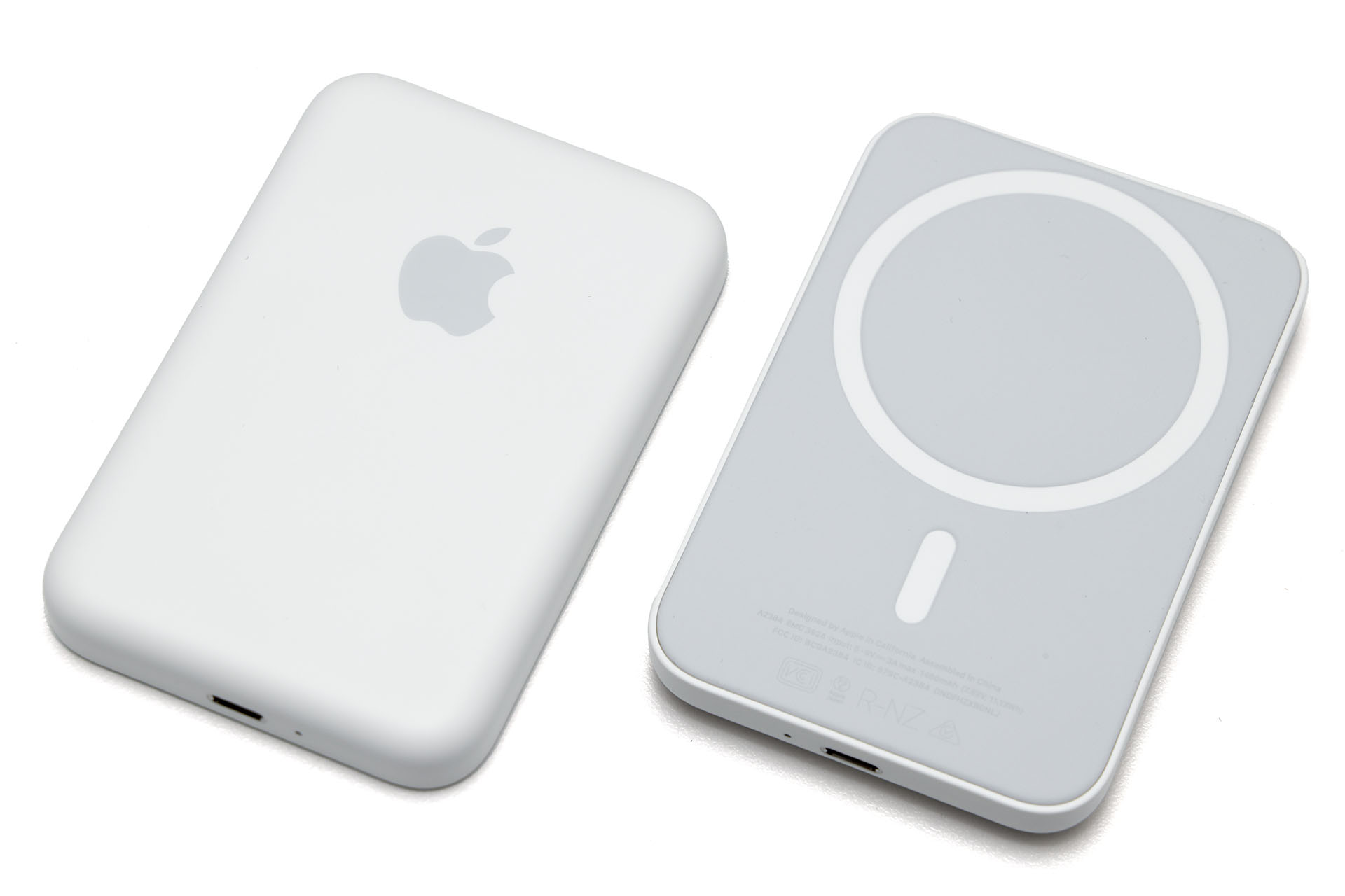 Apple純正MagSafeバッテリーパック。キレイなホワイトだ。容量と思われる1460mAhの表記が本体にある。税込メーカー価格11,800円。