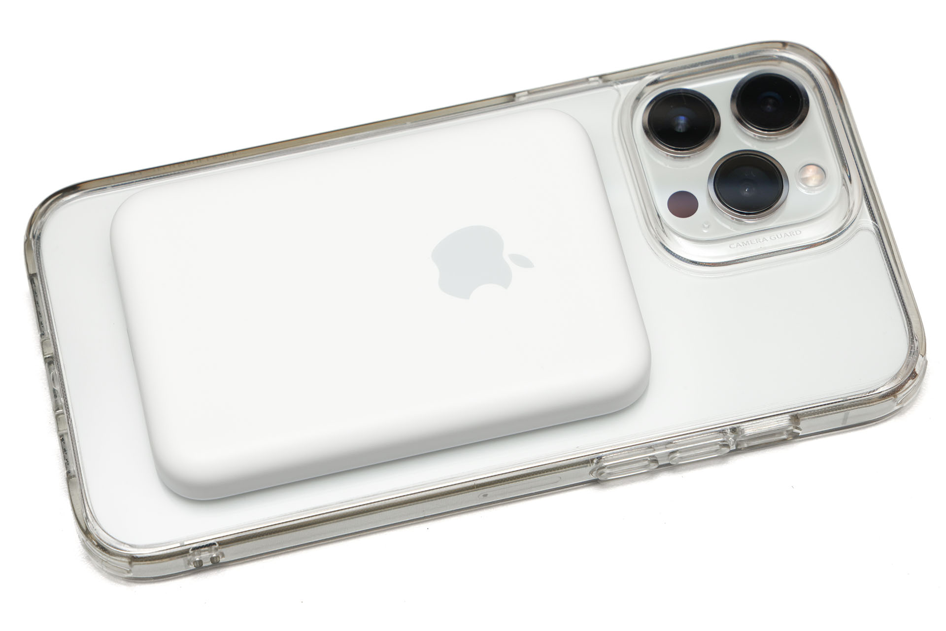 iPhone 13 Pro Max（MagSafe対応ケース入り）に吸着した様子。しっかり吸着する。