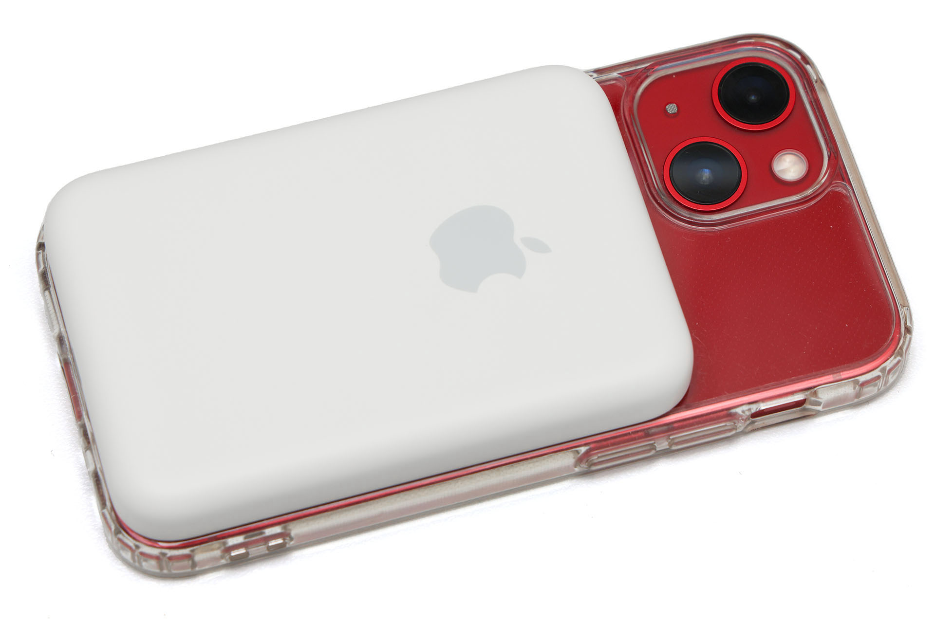 iPhone 13 mini（MagSafe対応ケース入り）に吸着した様子。しっかり吸着しつつ、端末の下にはみ出たりせず、カメラ部に干渉したりもしない。