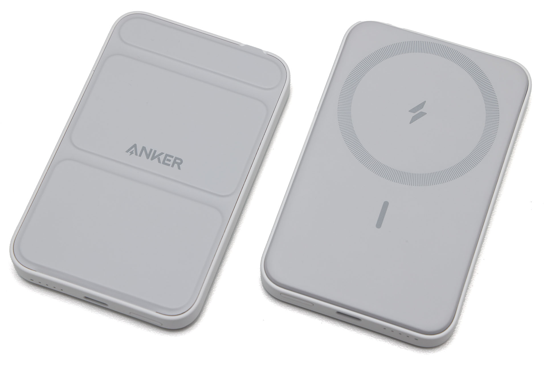「Anker 622 Magnetic Battery (MagGo)」は容量5000mAhのMagSafe対応モバイルバッテリーで、出力は7.5W。背面には折り畳み式のスタンドがある。USB-Cポートでケーブル接続給電にも対応する。直販税込価格は5990円。