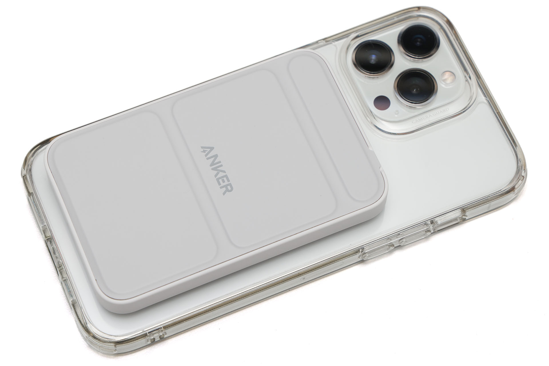 iPhone 13 Pro Max（MagSafe対応ケース入り）に吸着した様子。吸着力は十分に強力。