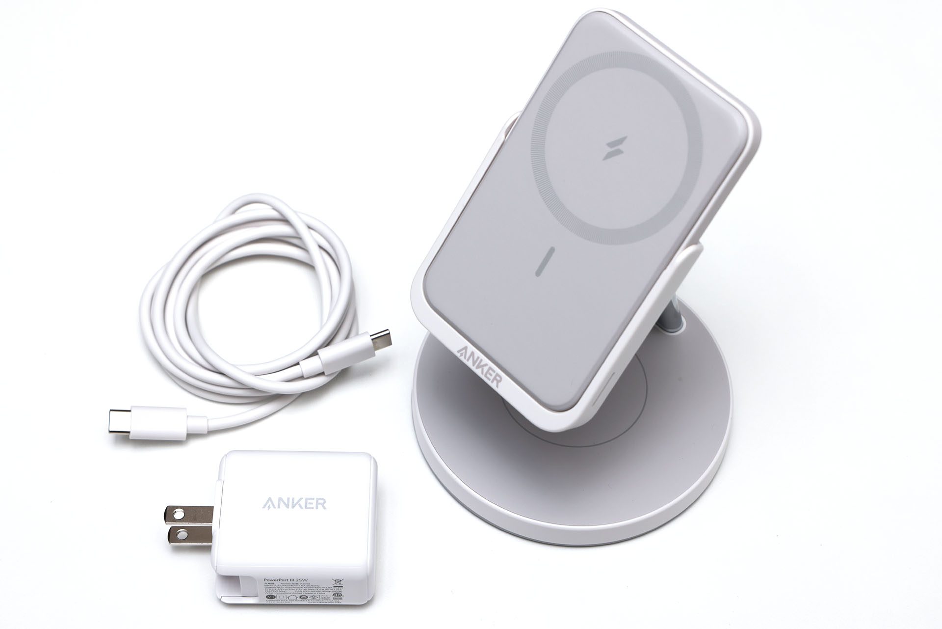「Anker 633 Magnetic Wireless Charger (MagGo)」一式。MagSafe対応充電スタンド、USB-C ACアダプター、USB-Cケーブルが同梱されている。ホワイトのほか、ブラックもある。直販税込価格は1万2990円。