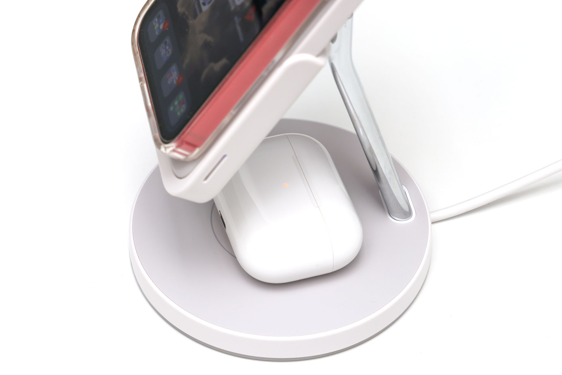 スタンドの台座部分を使ってAirPodsなど充電することもできる。
