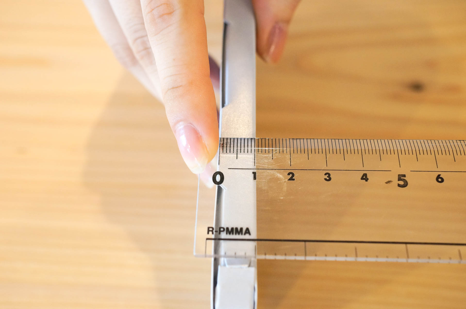 ペーパークラフトのため、正確な厚みはわからない