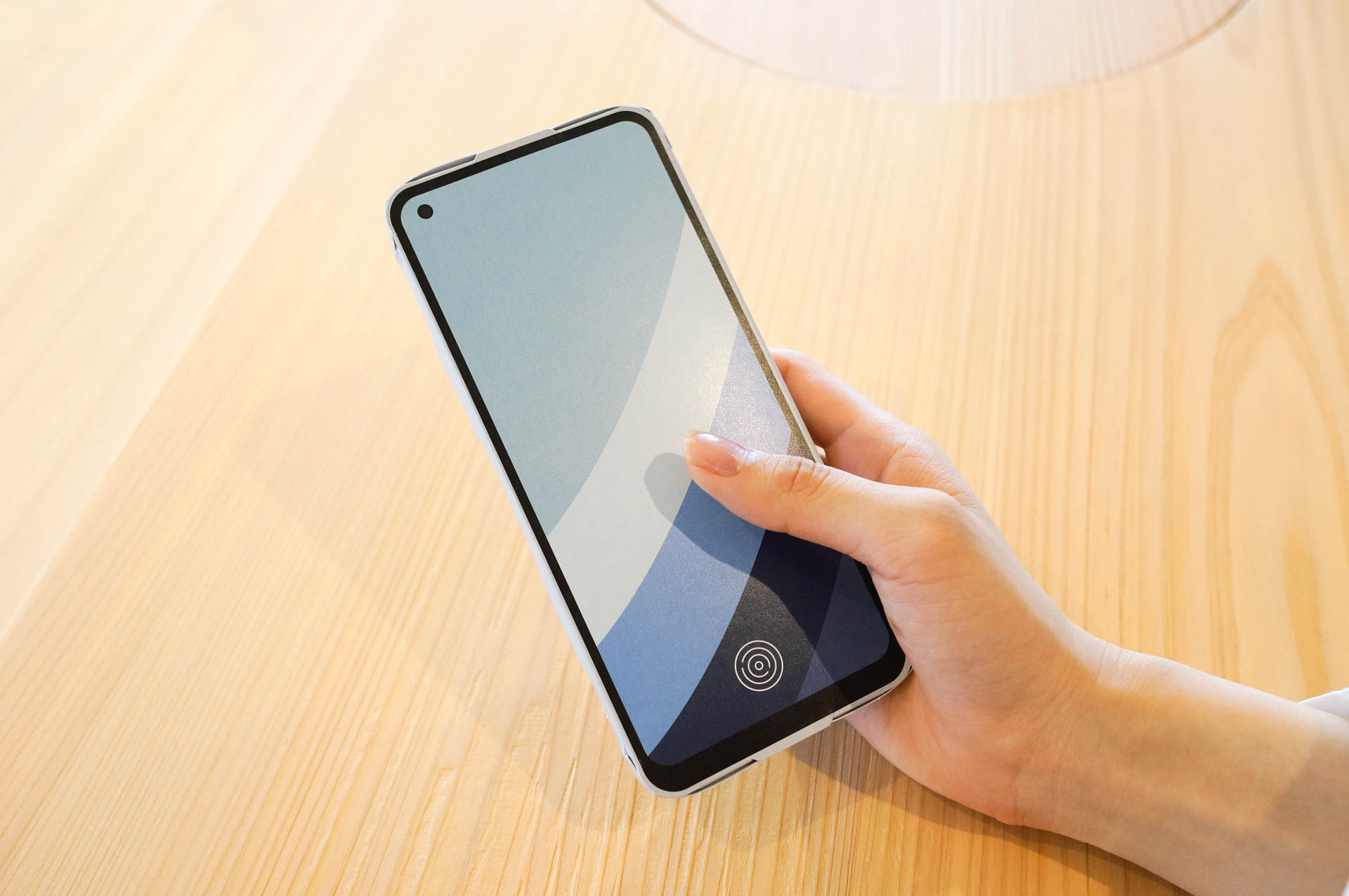 6.5インチディスプレイは、片手で操作できるぎりぎりの大きさと言えそう。そして、目が思わず釘付けになるディスプレイ下部のマーク