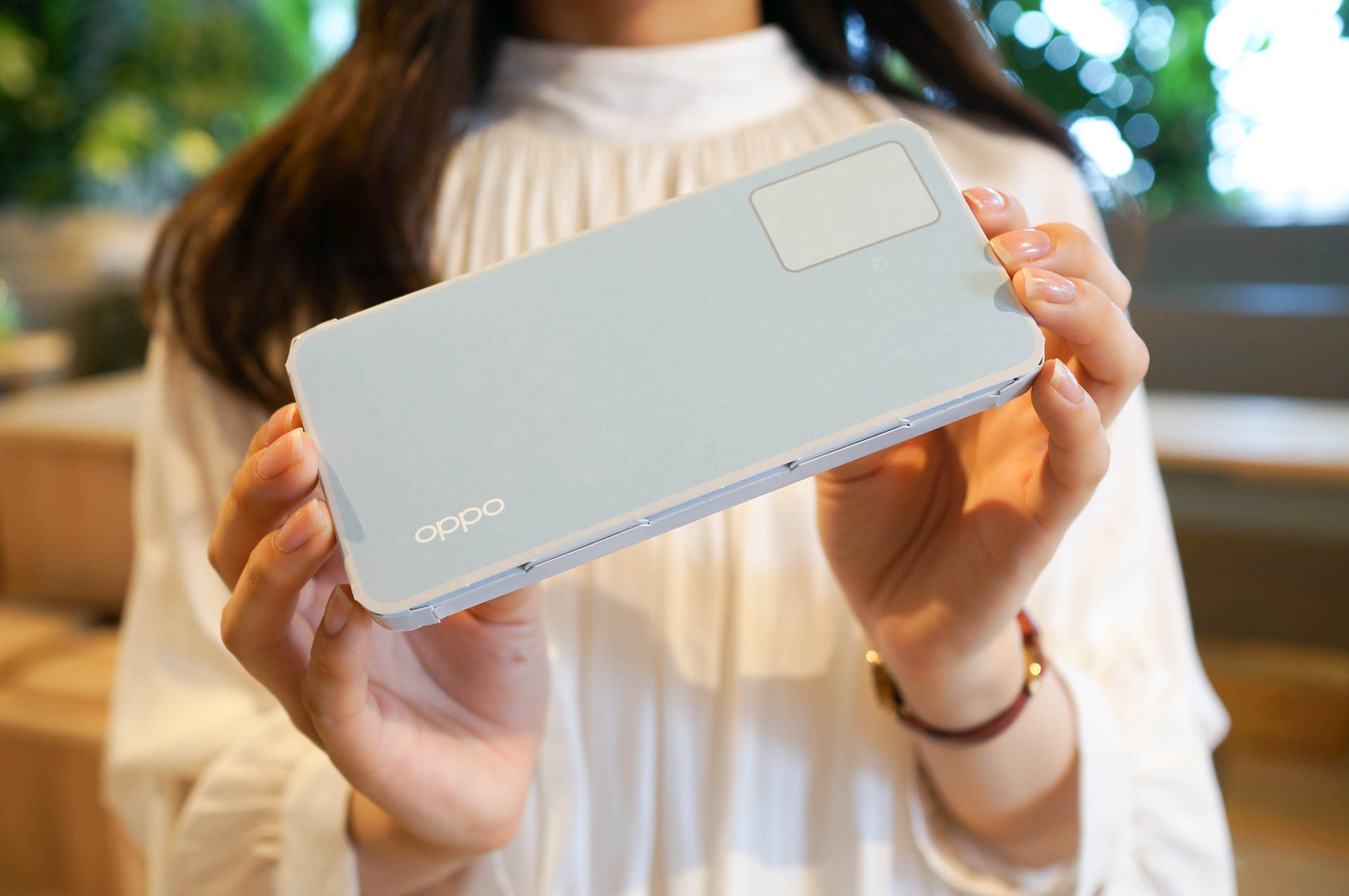 レンズが描かれてないのでカメラがどうなるかは不明