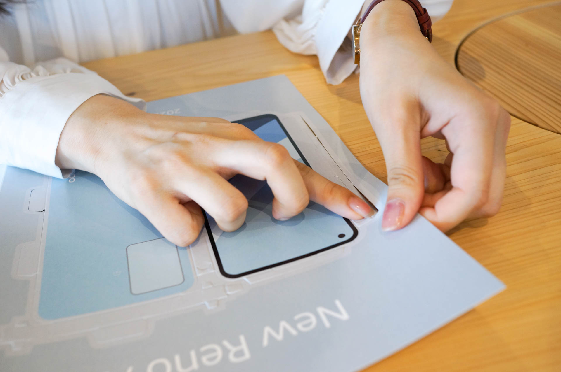 インターンのKさんもまさか仕事でペーパークラフトを作らされるなんて思ってなかっただろうけど、筆者もそう思う。おもしろい。