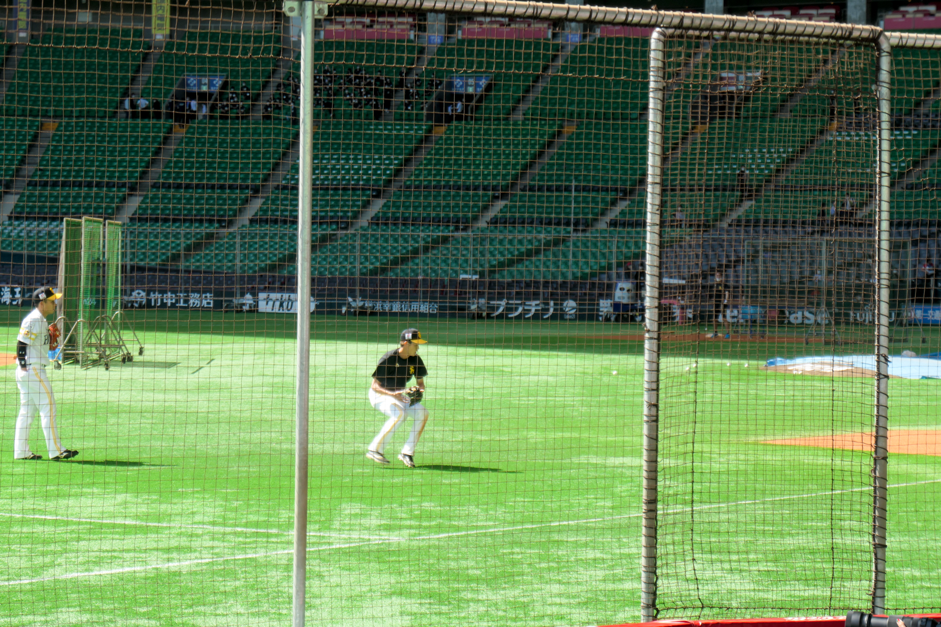 グラウンドでは選手たちが練習中