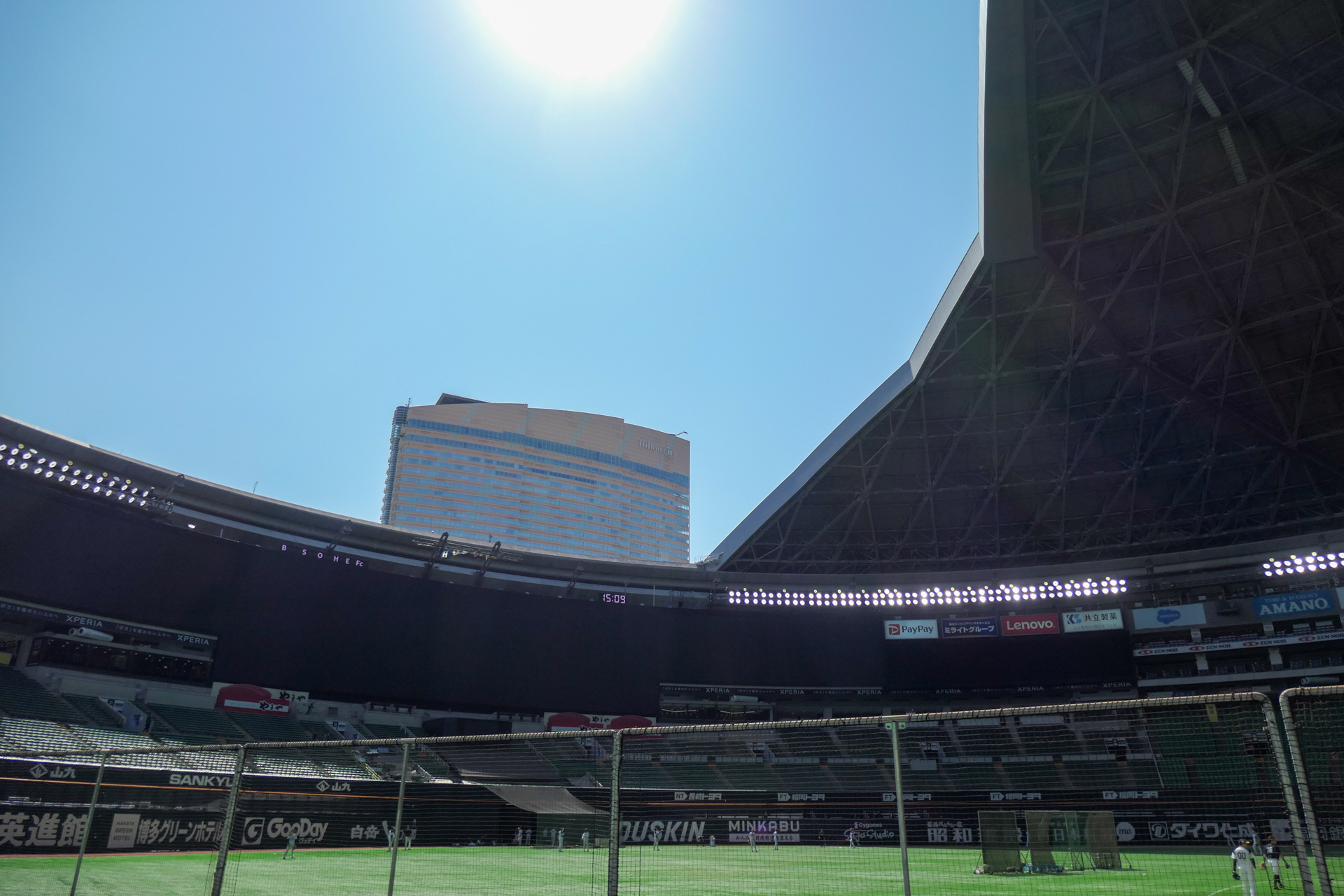 雲ひとつない青空。気温もかなり高く、体験中のスマートフォンは熱くなった