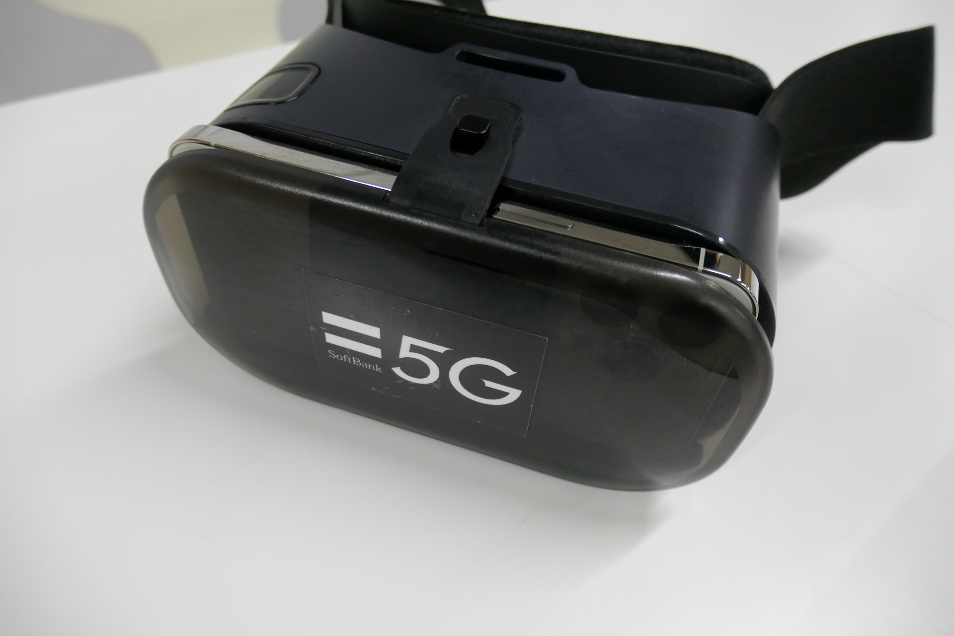 スマホを設置したVRゴーグルをつけることで、VRモードで臨場感のある体験を楽しめる