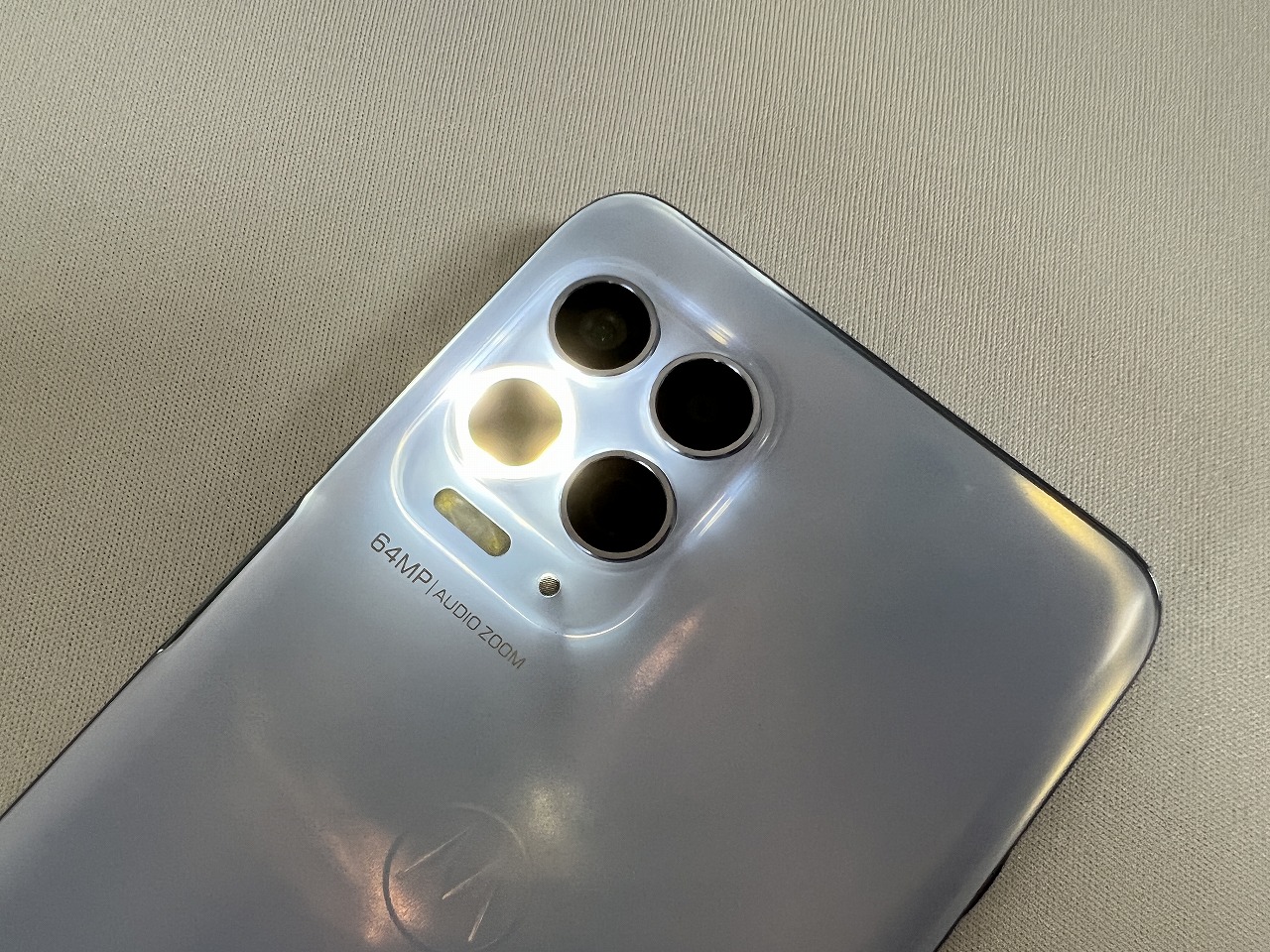 moto g100のマクロカメラはリングライトが付いており、被写体を明るく映せるのが特徴なのだが、そもそもマクロカメラを使うシーンがなく、持て余していた