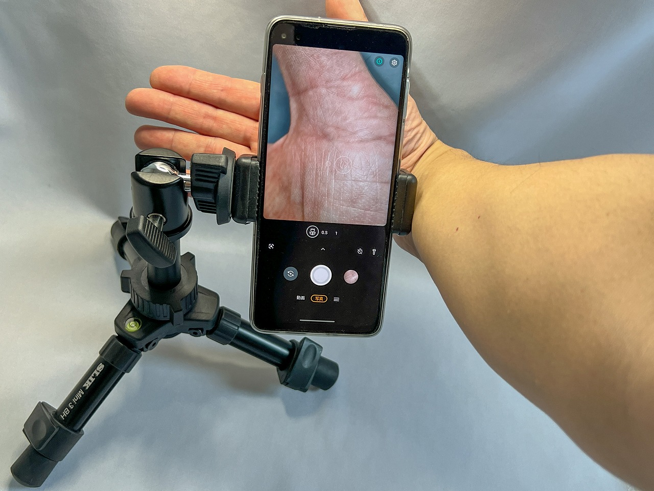 moto g100を三脚に固定し、マクロカメラを使って手に刺さったトゲを探すのに活用。こういう時はリングライトが役に立つ