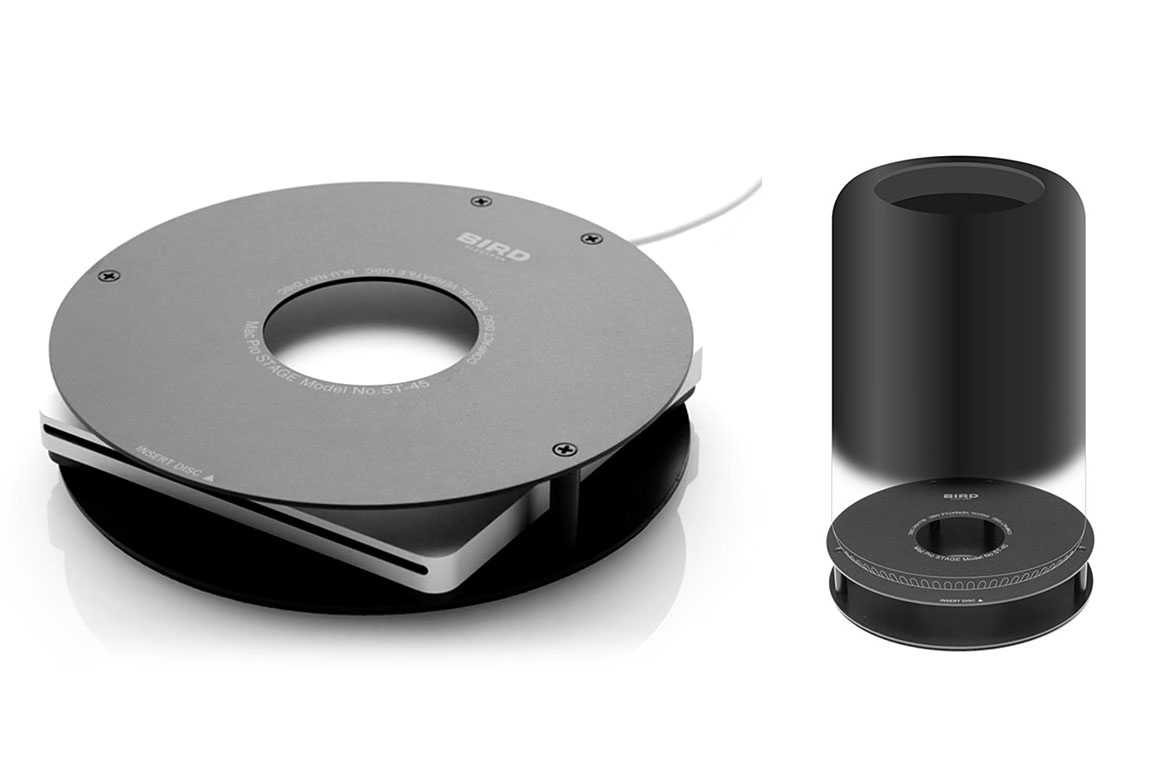 筒型MacことMac Proを使っていたときは、光学ドライブを下に置けるようにする金属円盤のようなグッズを使い、Mac Proが机面近くのホコリを吸い込まないようにしていた。Mac Proがやや宙に浮く感じになり、ホコリをなるべく吸い込まないようにするという点ではけっこう効果があったと思う。その後、Mac Proの内部を何度か見たが、目立つホコリ汚れは付着していなかった