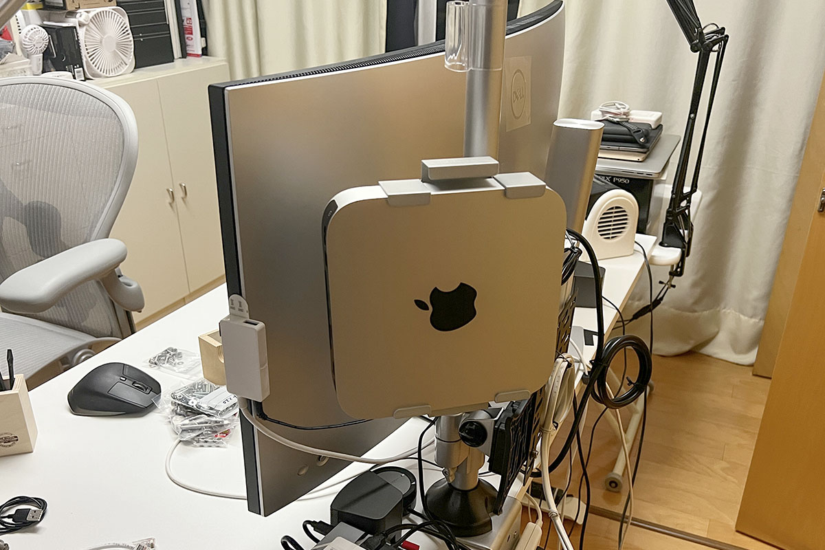 M1 Mac miniは専用の金具とポールを使って空中に設置していた。これなら机上に降り積もる埃を吸い込むことはない。また、机上の場所を取らない点も便利だった
