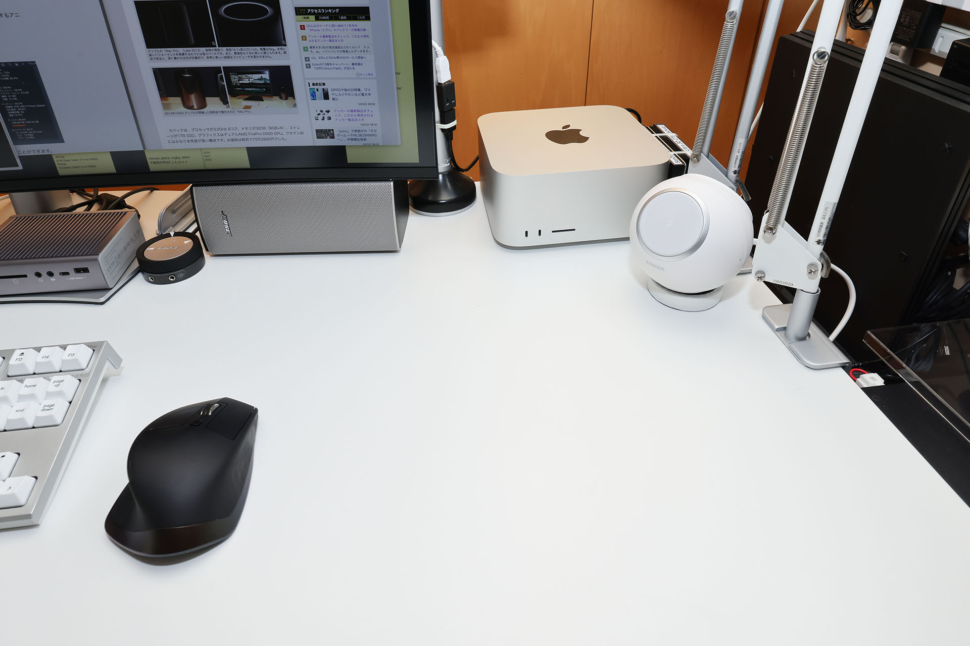 Mac Studioはこんなふうに机上に置いている。底面の吸気口から毎日しっかり机上に落ちたホコリを吸い込んでいそうな気が