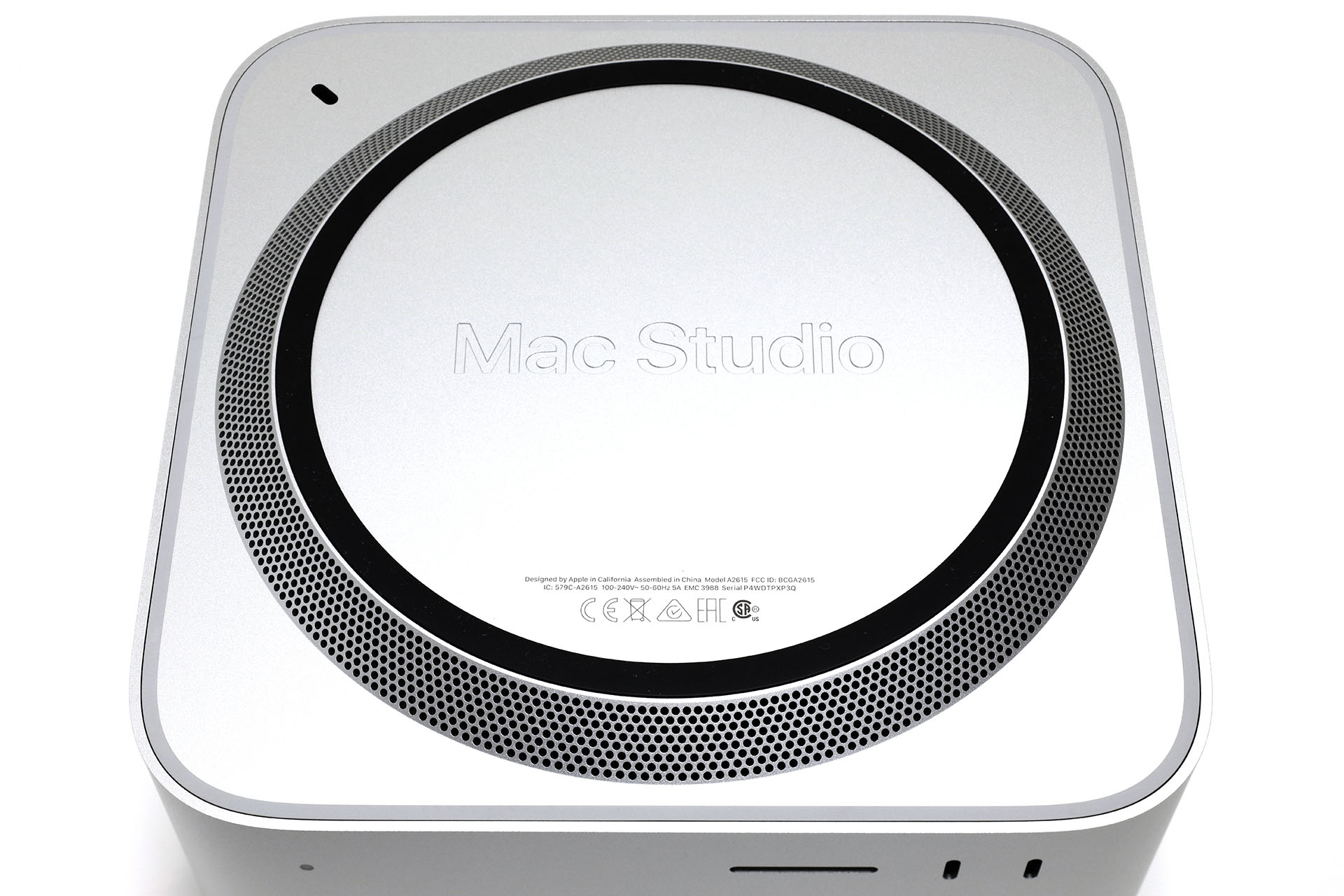 Mac Studioの底面。リング状に見えるパンチングホールのメッシュから空気を吸い込んでいる。黒い部分が滑り止めで、これを剥がしてネジを外せば底面の丸いフタを外して内部を掃除できるらしい