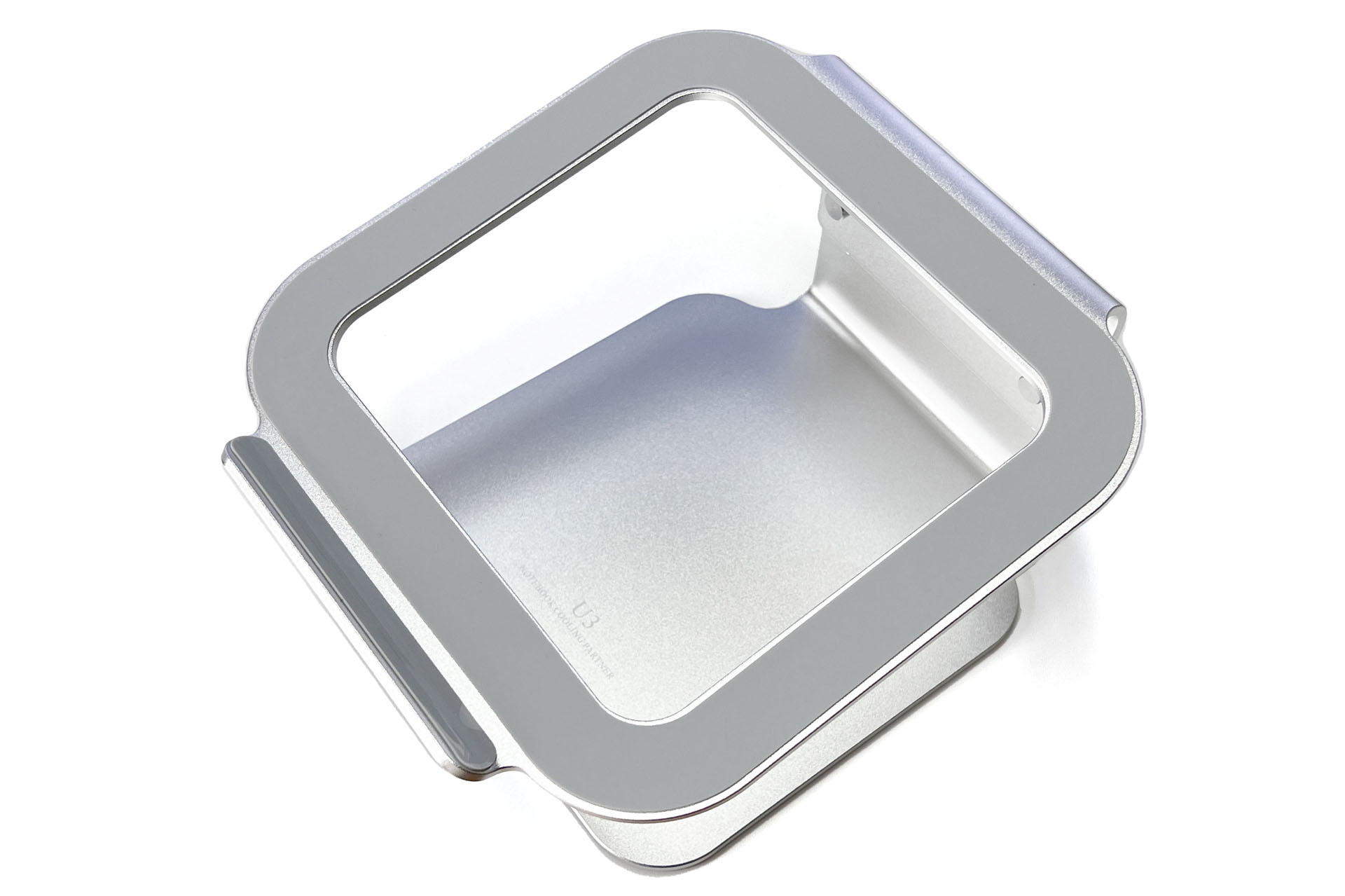 これがそのノートパソコンスタンド。アルミ製。ノートPCが接触するところにはシリコーンと思わしき傷つきや滑り止めを防止する素材が貼られている