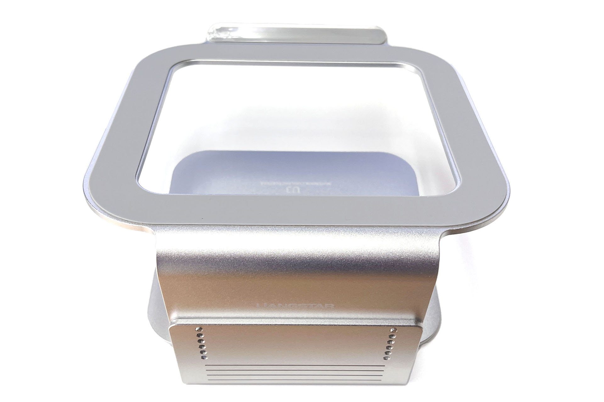 上下のパーツは背面でねじ止めする。ねじ止め箇所を変えることによりスタンドの高さを調節できる