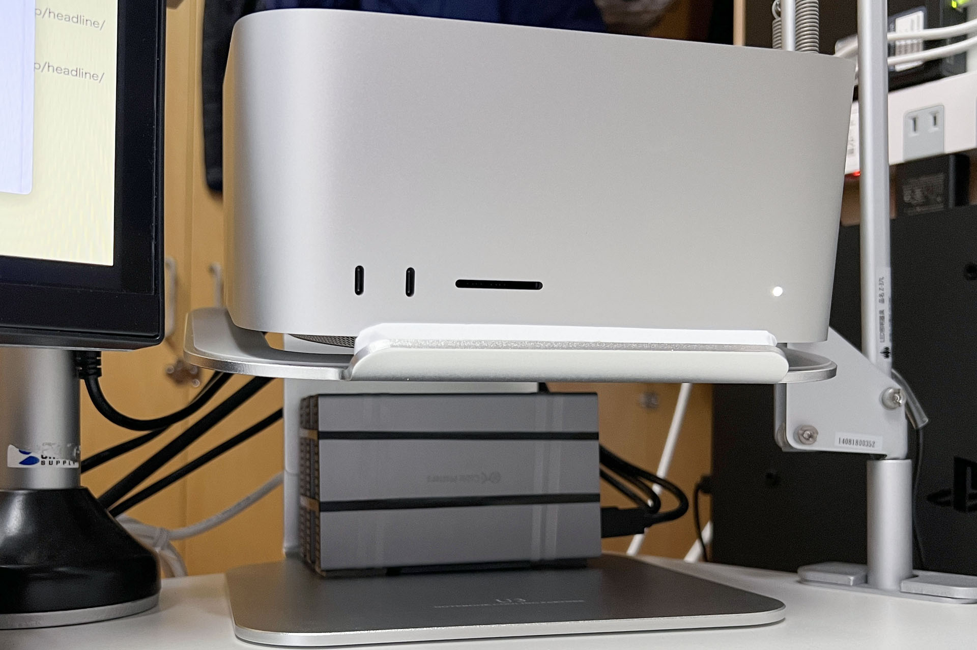 Mac Studioの下に空間ができたので、そこに外付けSSDを設置。Mac Studioのフットプリント分の小物が置けるようになった