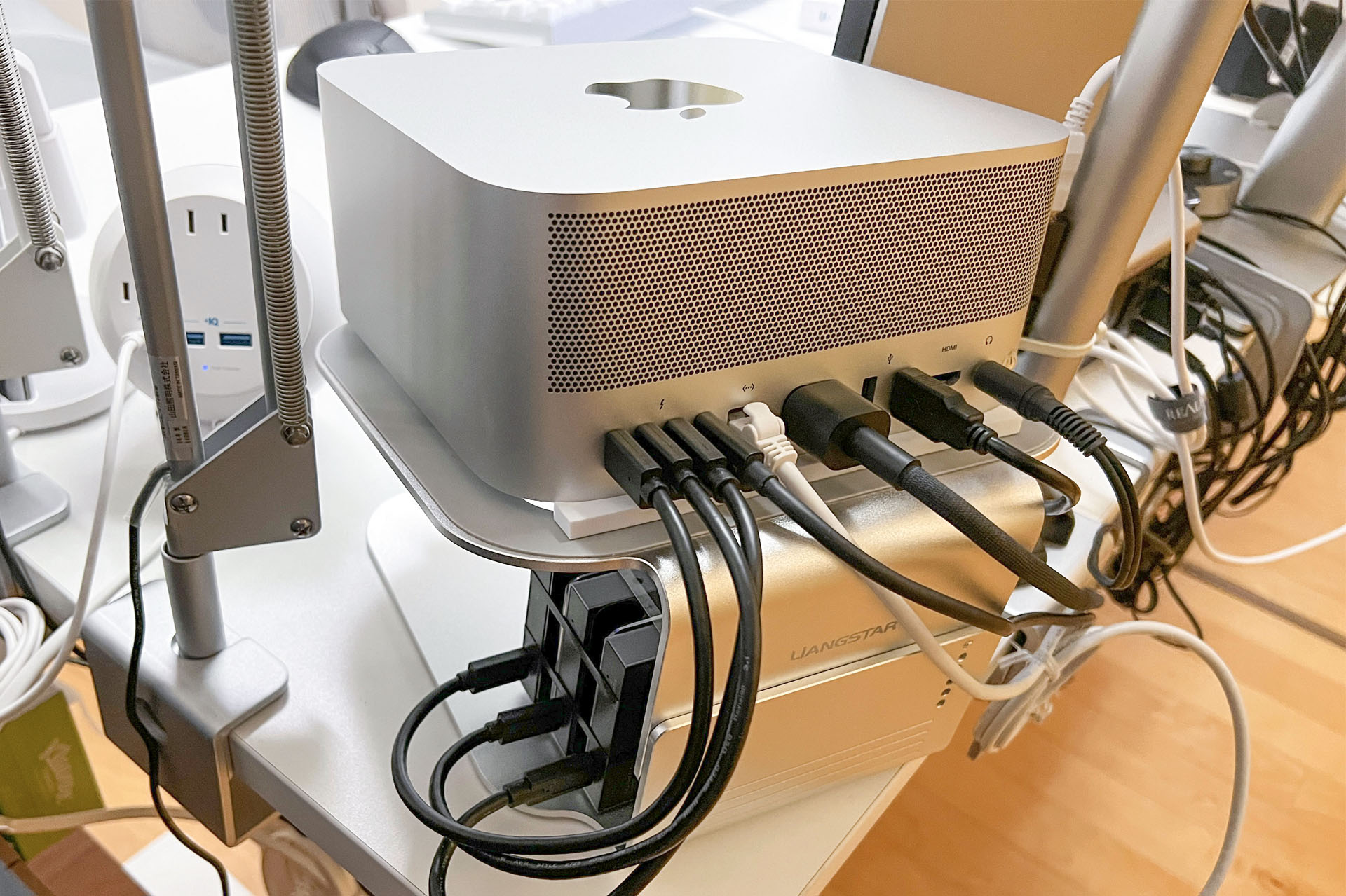 Mac Studioの背面。ケーブルの取り回しもしやすくなった