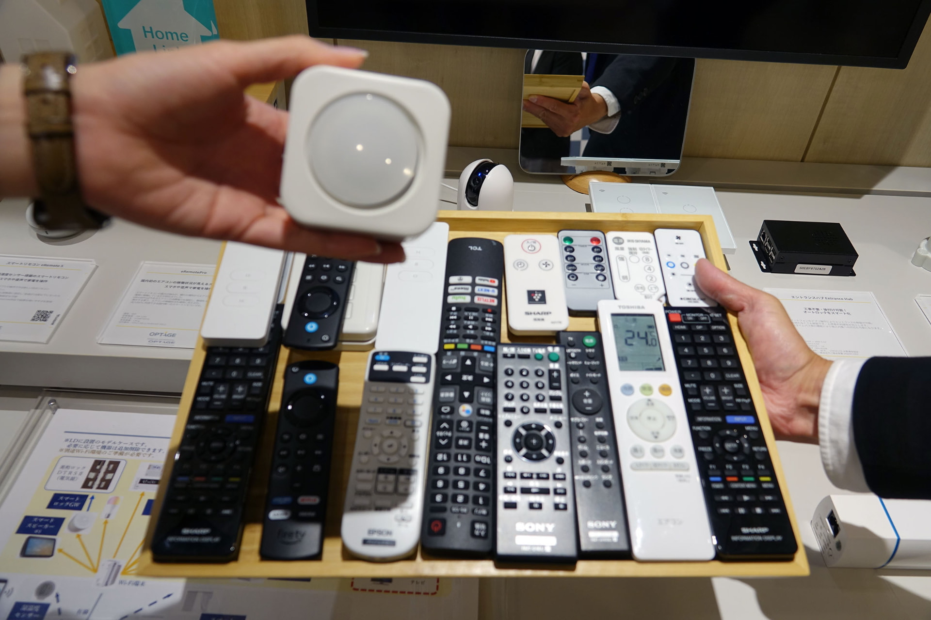 多くのリモコン。今回のプラットフォームではこれらすべてをスマートリモコンで操作できる