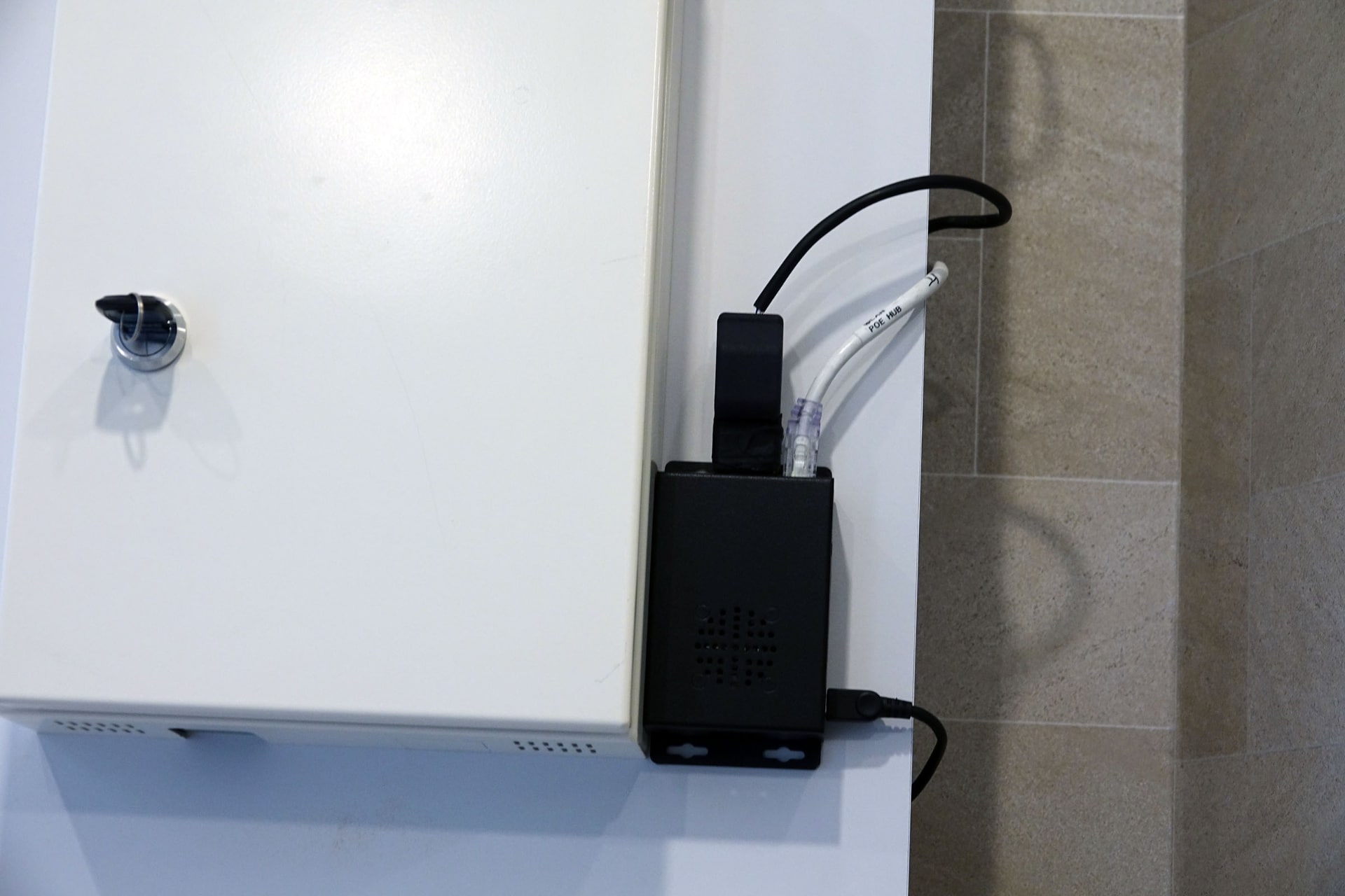 後付け機器でオートロックドアをIoT化