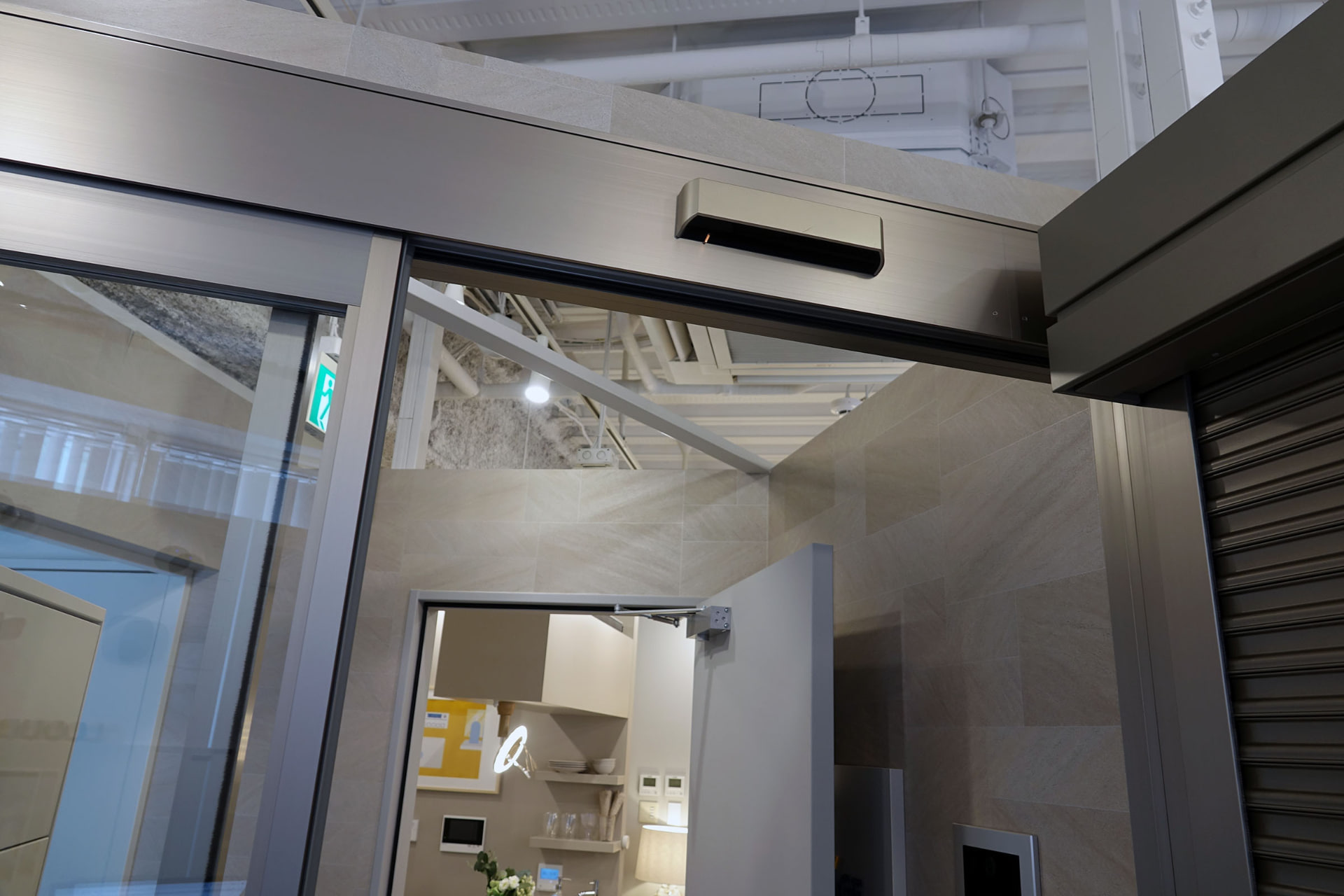 エントランスのオートロックや宅配ロッカー、部屋のドアやシャッターもまとめて操作、確認できる