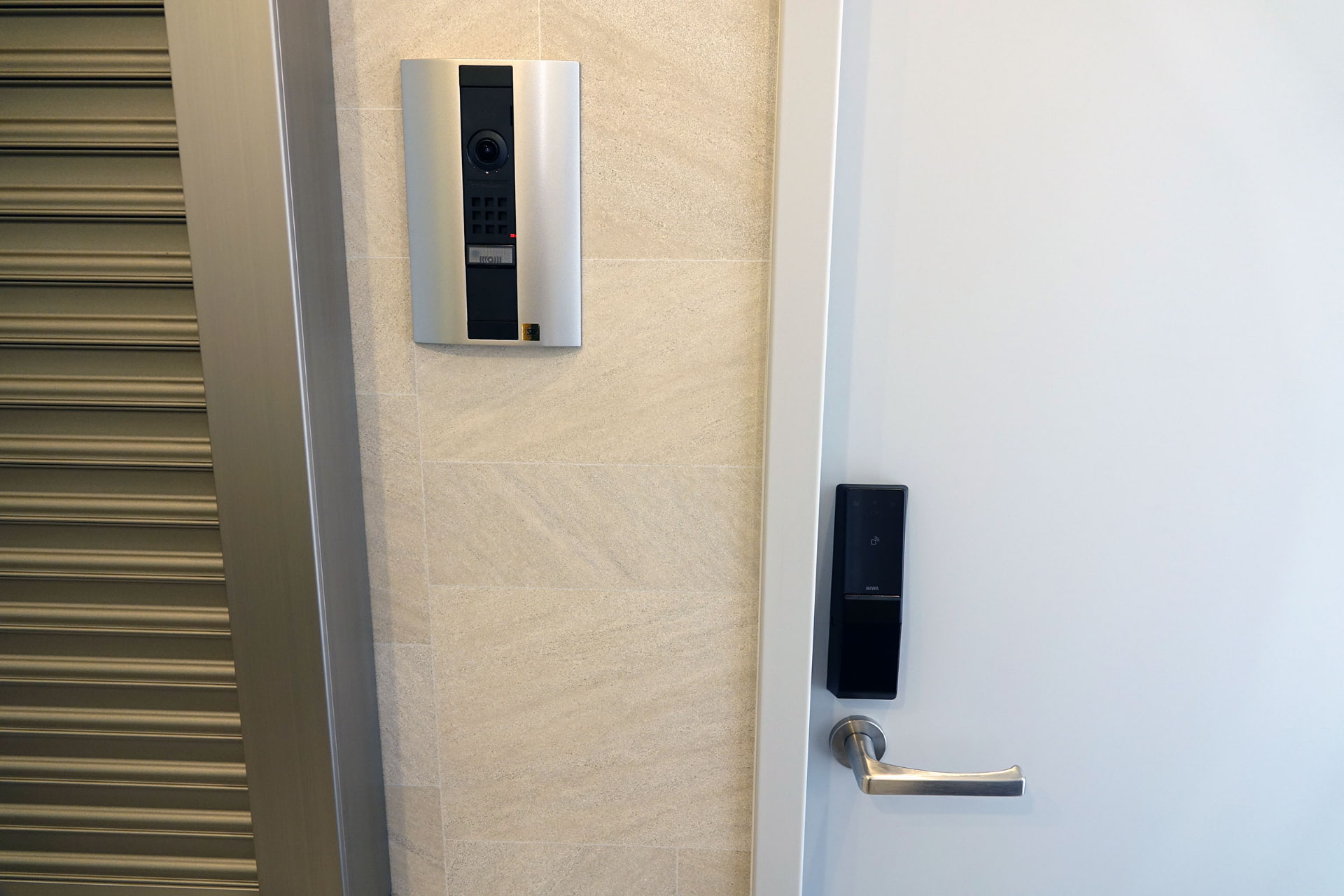 エントランスのオートロックや宅配ロッカー、部屋のドアやシャッターもまとめて操作、確認できる