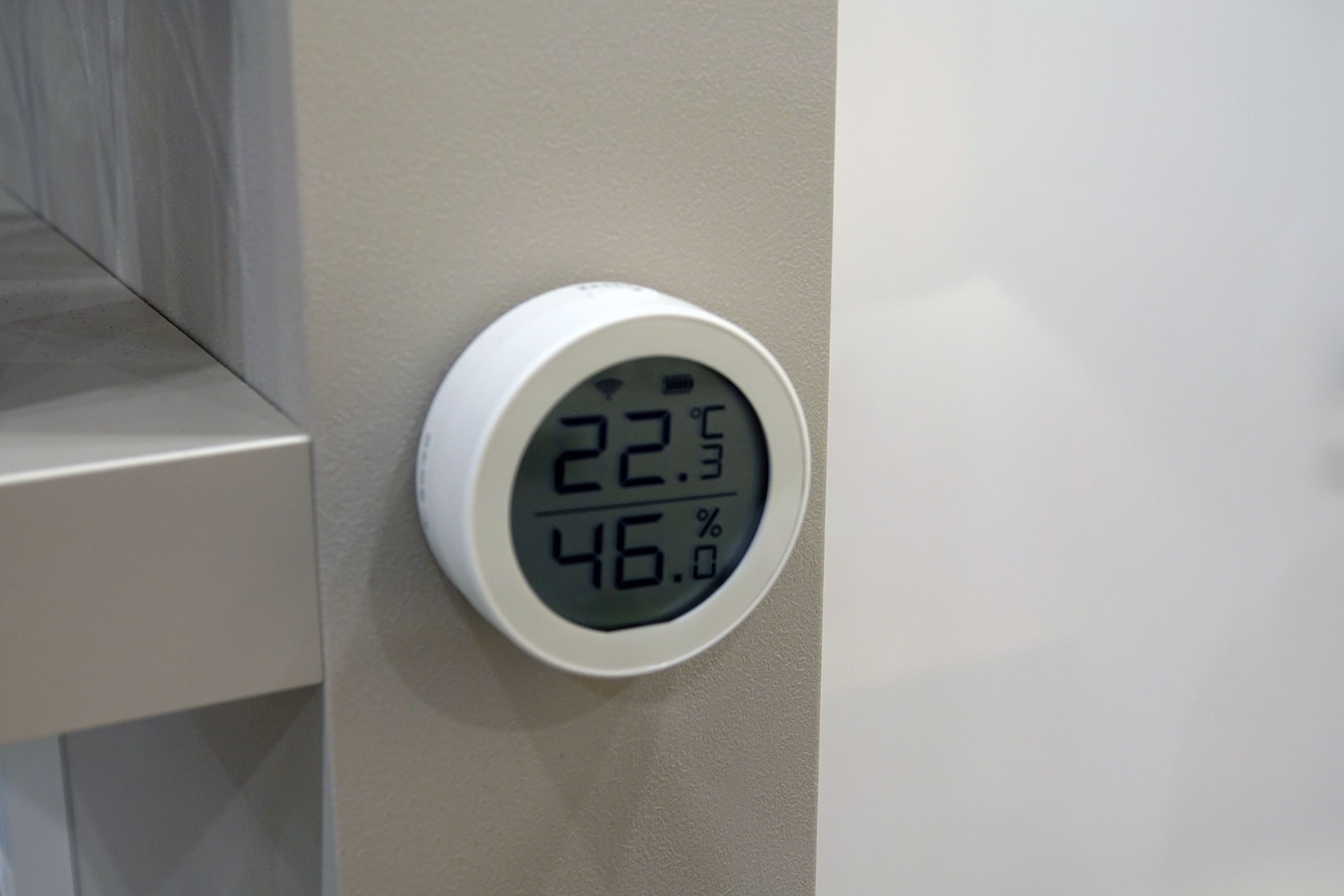 気温／湿度センサー（左）や人感センサー（右）。これらがネットワークでつながり、ほかの複数のデバイスを動かすトリガーとなる