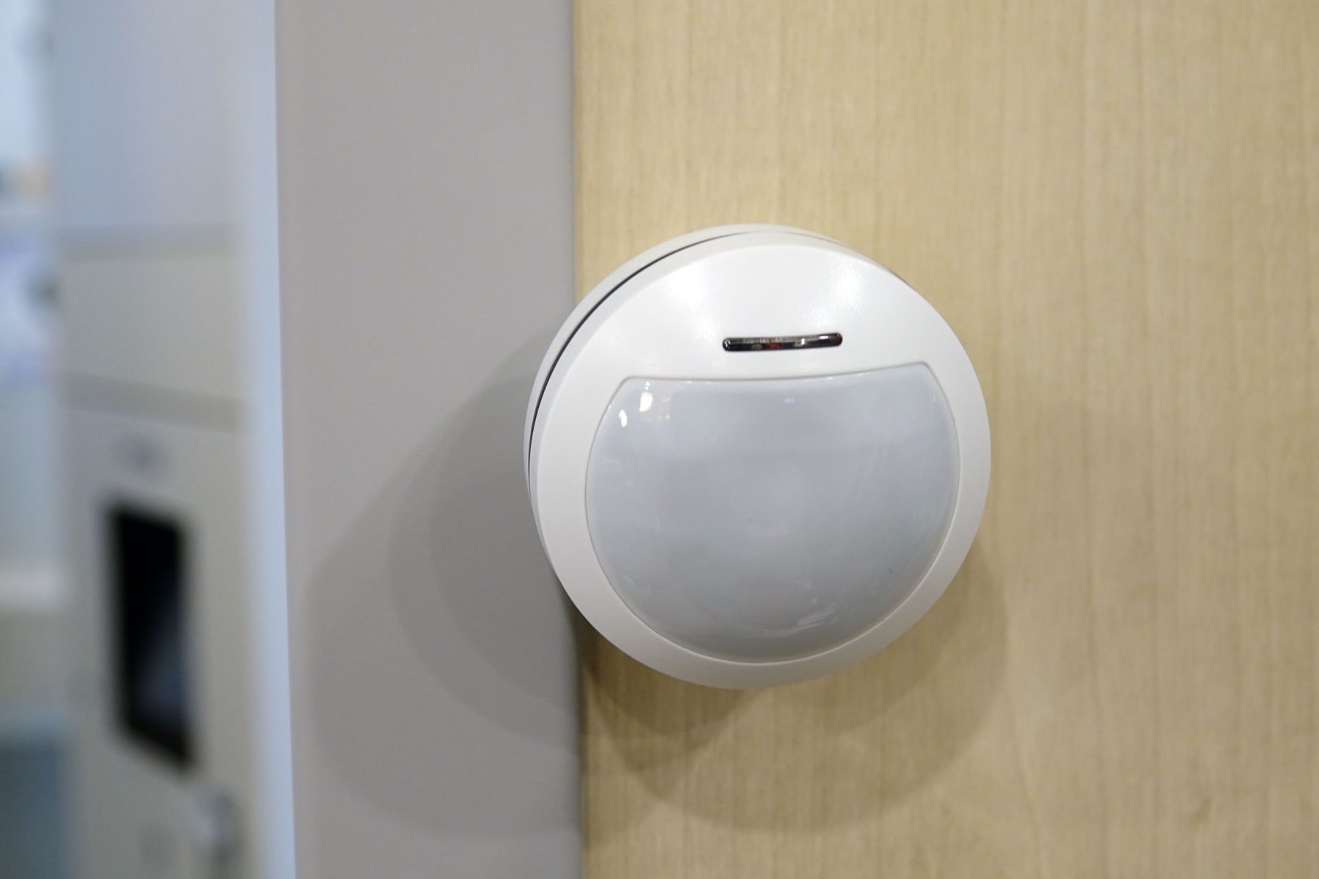 気温／湿度センサー（左）や人感センサー（右）。これらがネットワークでつながり、ほかの複数のデバイスを動かすトリガーとなる