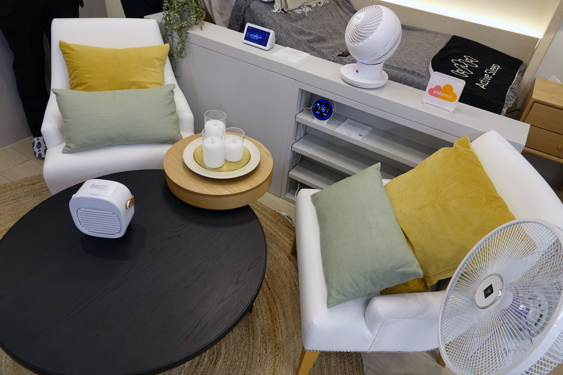 リビングルームに見立てたショールーム。写っているセンサー類や家電、ベッドはすべて今回のプラットフォームにつながっている