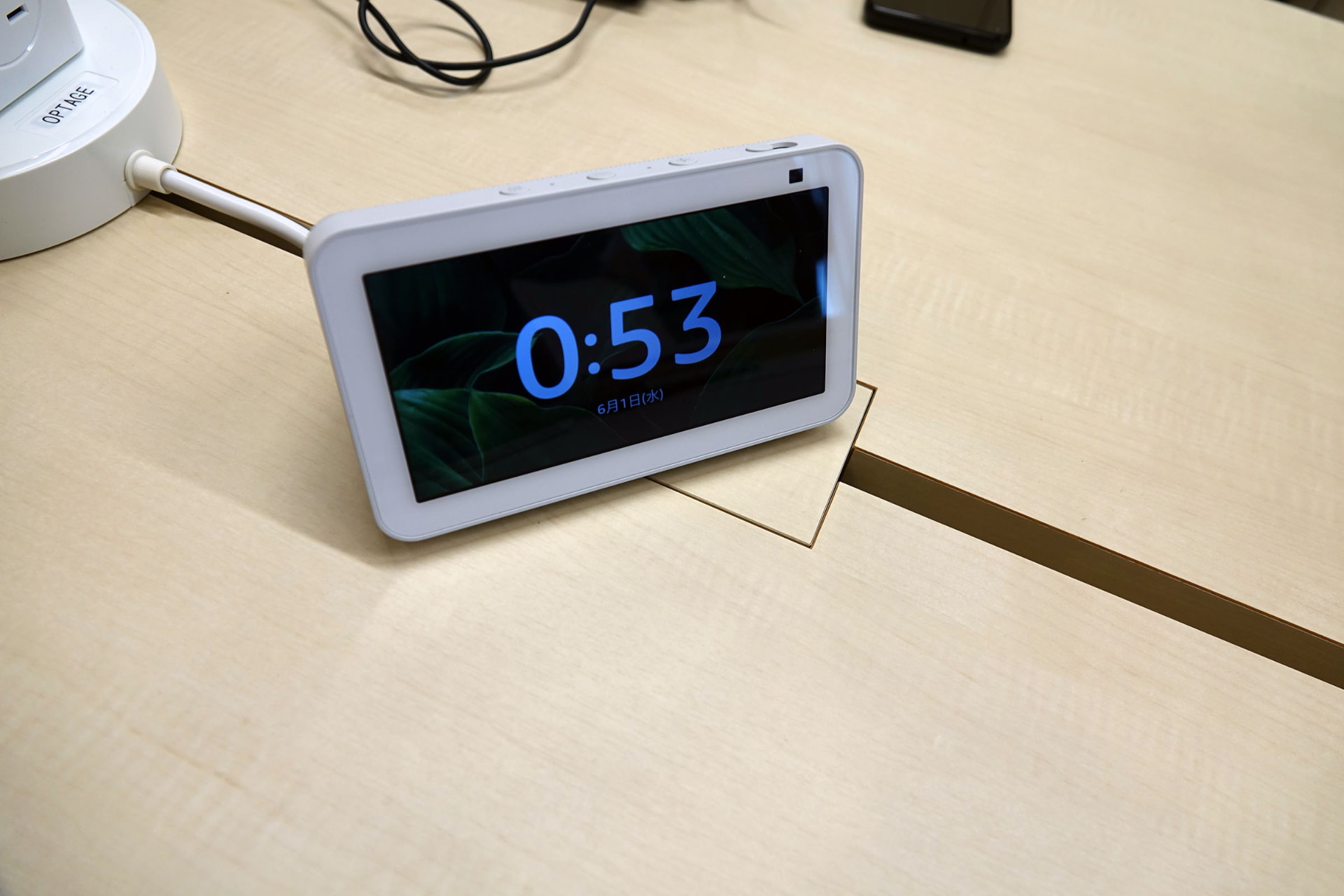 Siriにも対応しているので、「外出設定」をうっかりし忘れたiPhoneユーザーも安心。もちろん、スマートスピーカーの操作もサポートする