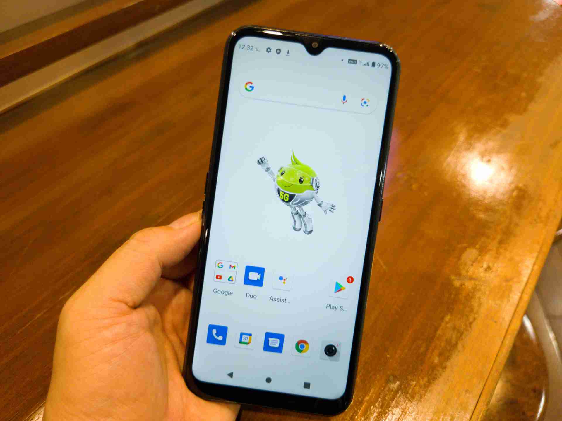 セットアップ完了後のR1 5G SA。日本語設定はなかった