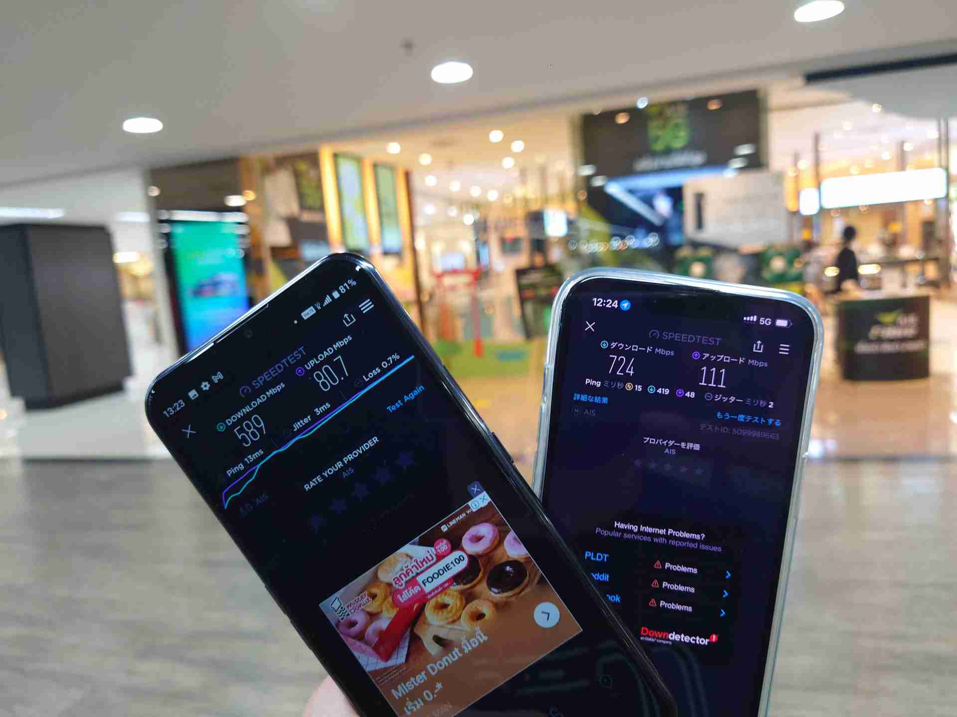 R1 5G SA（左）は約589Mbpsを計測。ただし同条件で計測したiPhone 13 Proは700Mbps以上だった･･････