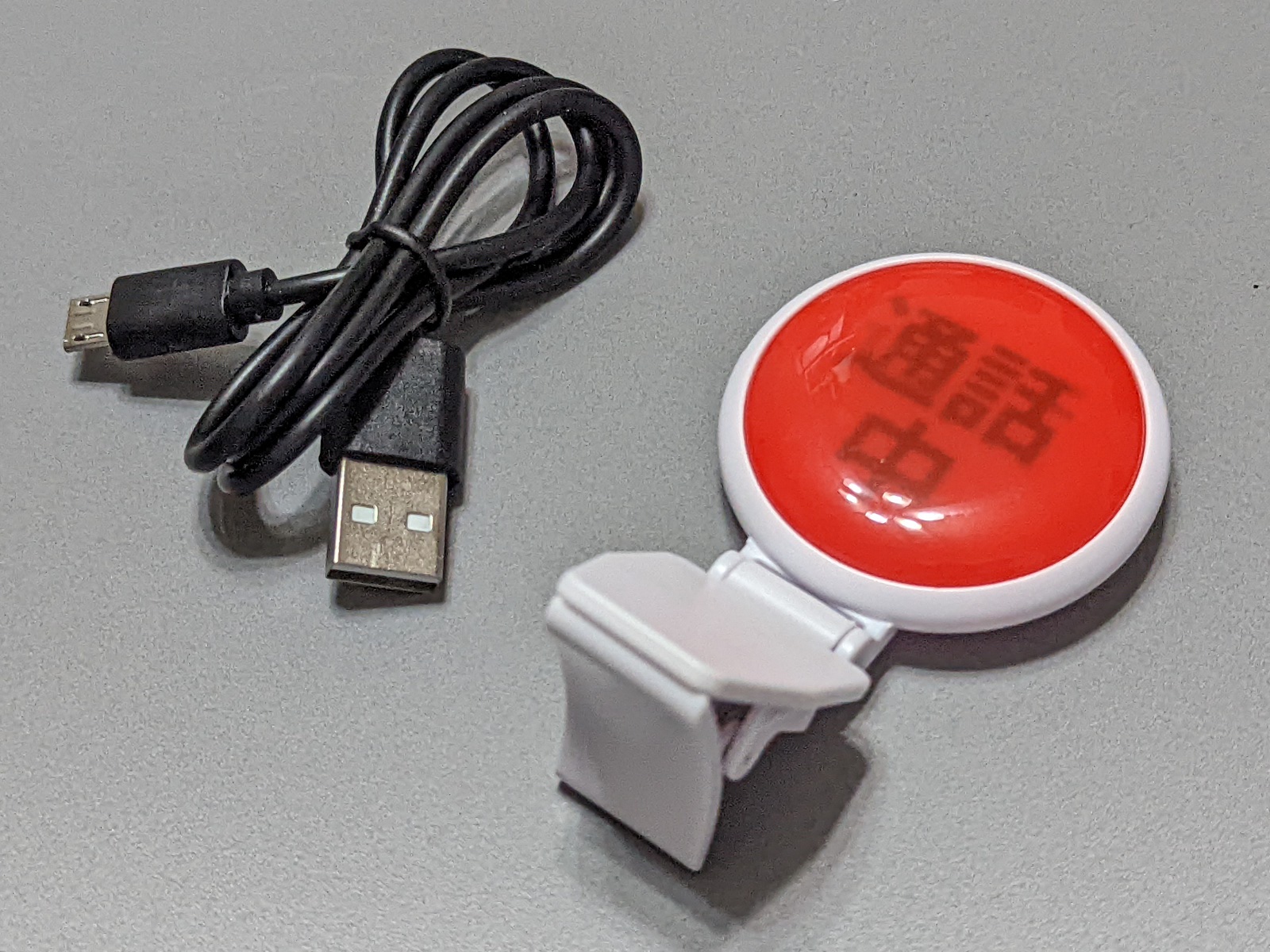 本体とUSBケーブルがセットになっている。ラインナップは全6種類