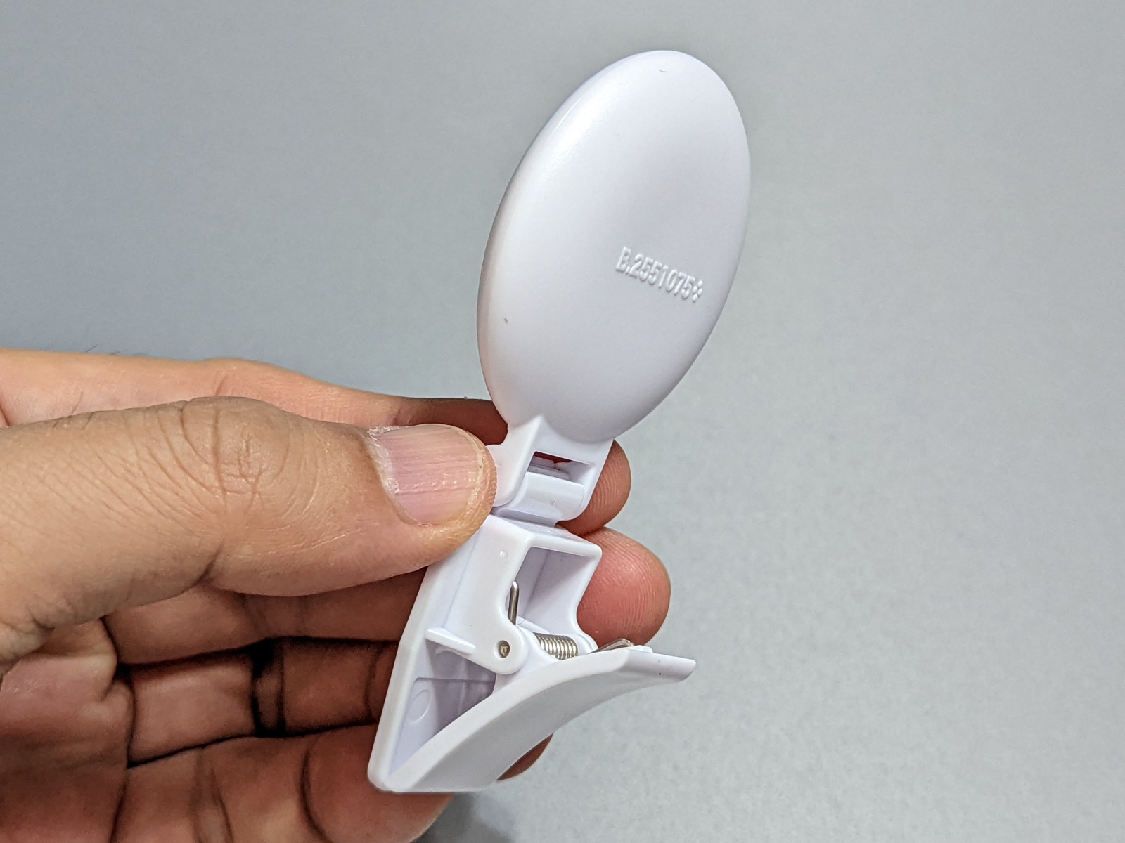 本体はフラットな形状。スイッチ類は一切ない