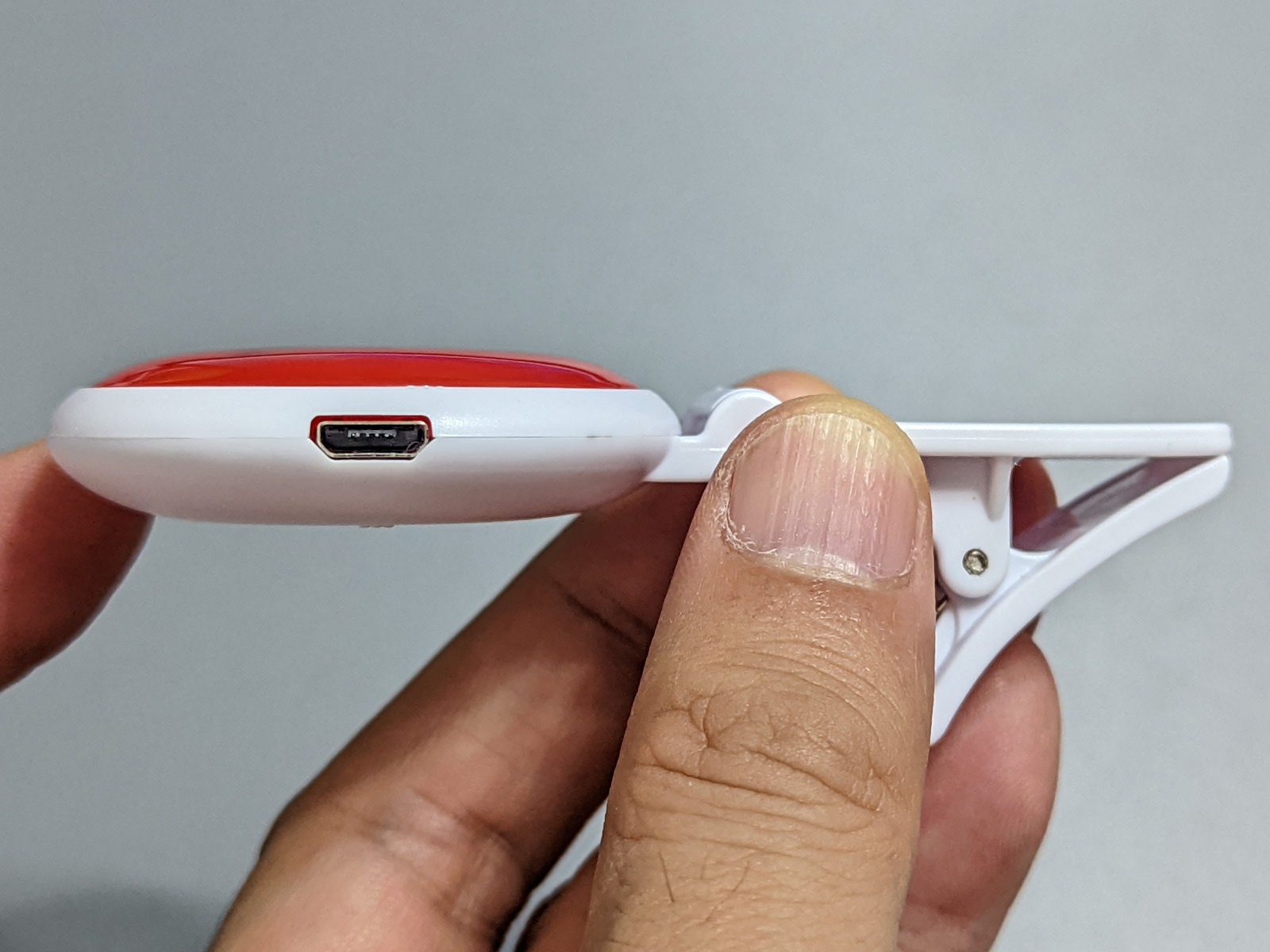 側面のmicroUSBポートにケーブルを接続して給電する