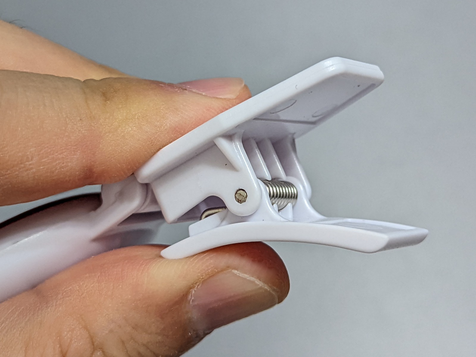 クリップでノートパソコンやディスプレイ上部に装着する