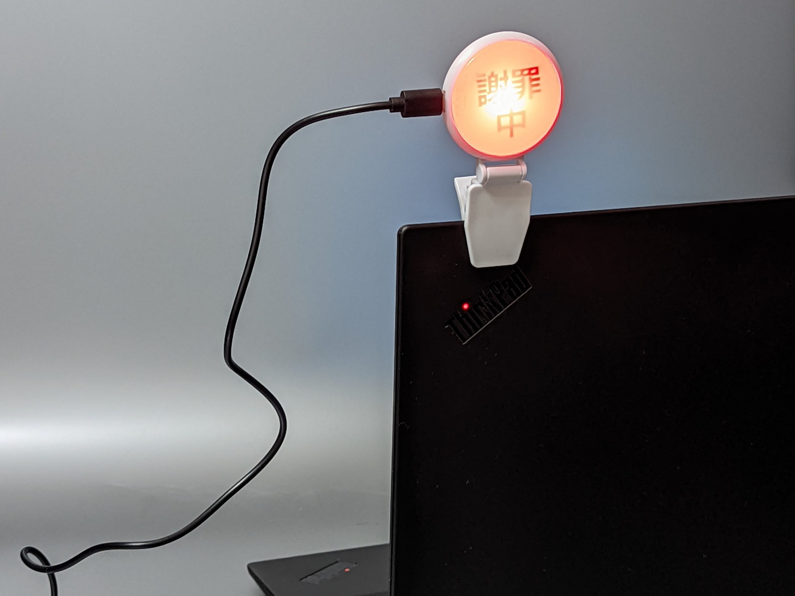 相手から見える向きに取り付けておくとなおわかりやすい。これは「謝罪中」