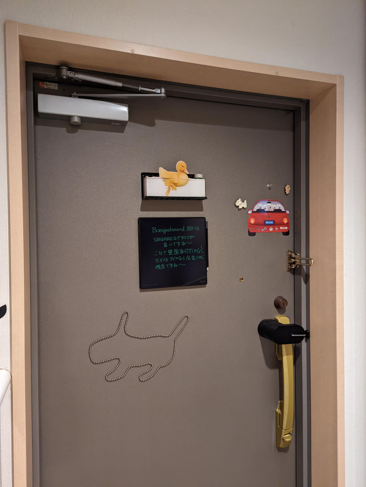 我が家でBB-15を貼り付けることが出来たのは玄関扉の内側だけ。出かける時に必ず見えるので悪くは無い