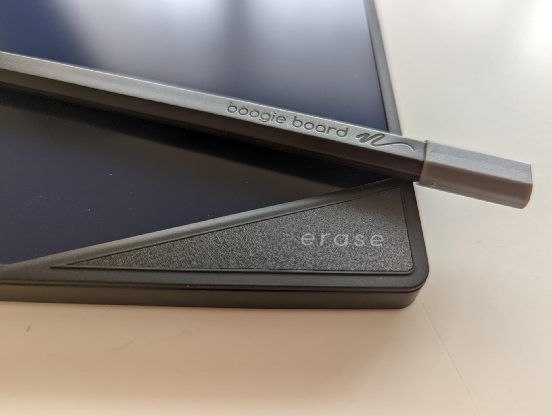 従来のプッシュボタン消去では無く、右下のerase部分にスタイラスの後部でタップする仕組み