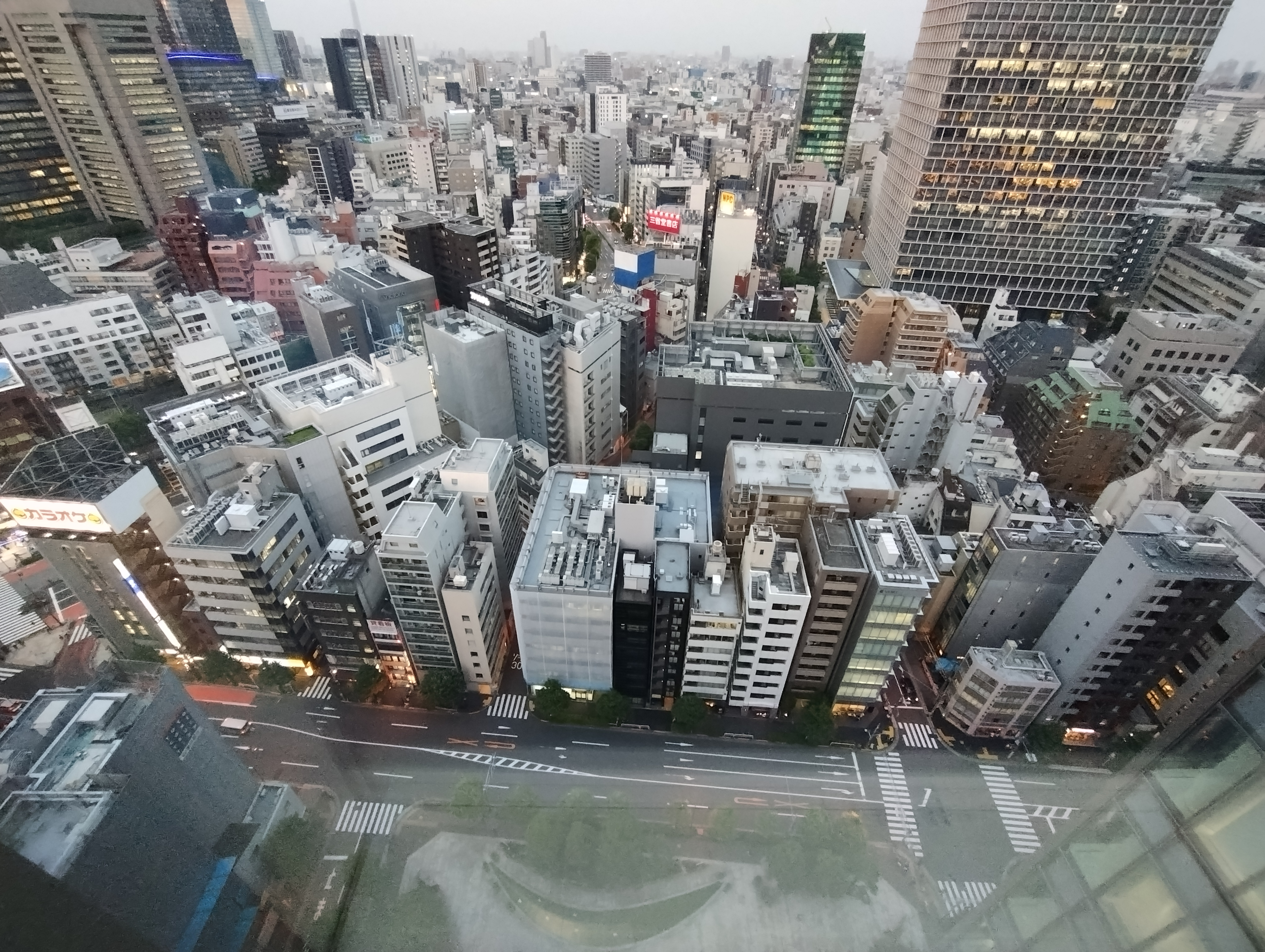 超広角カメラ（左）とメインカメラ（右）