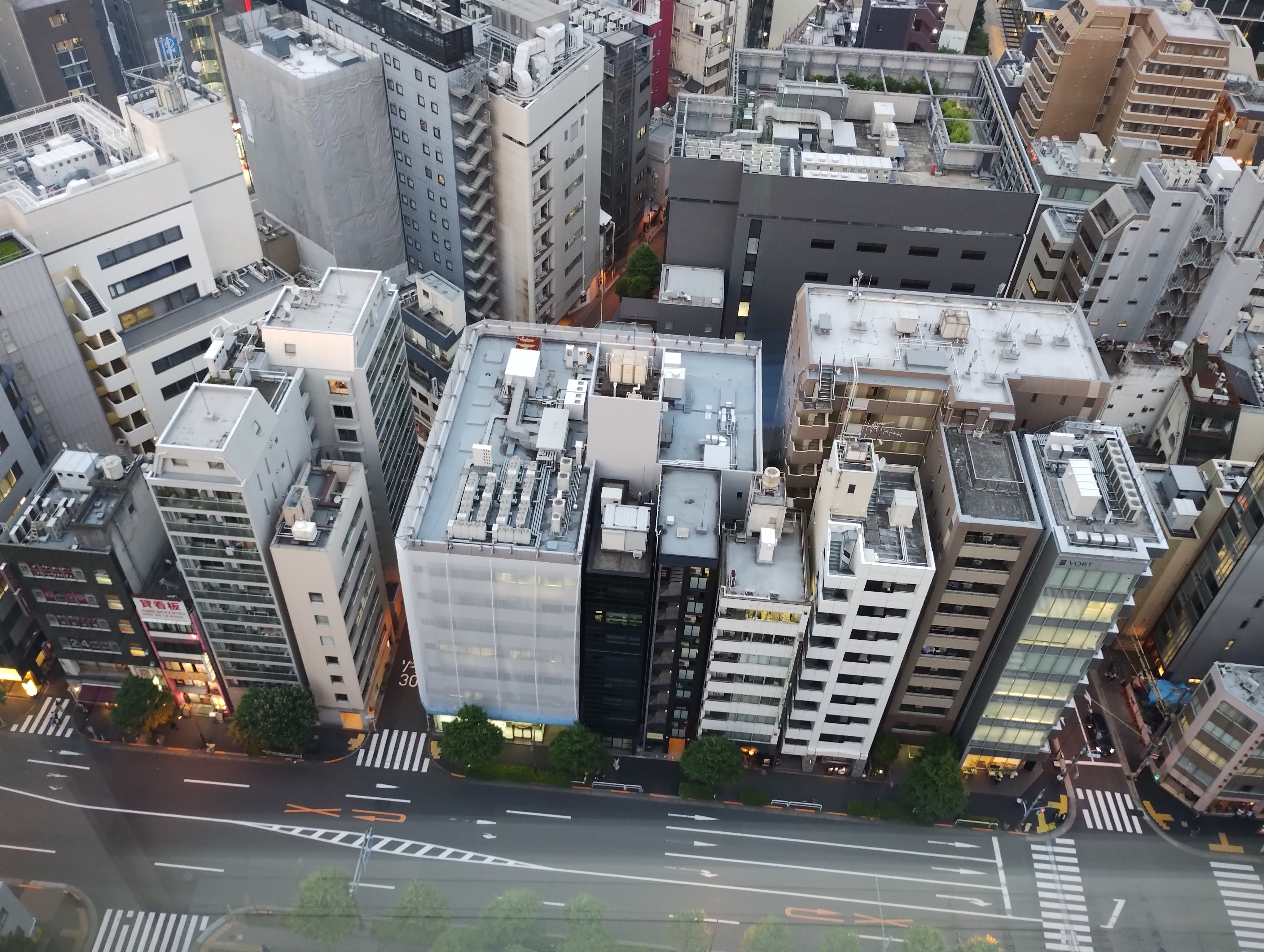 超広角カメラ（左）とメインカメラ（右）